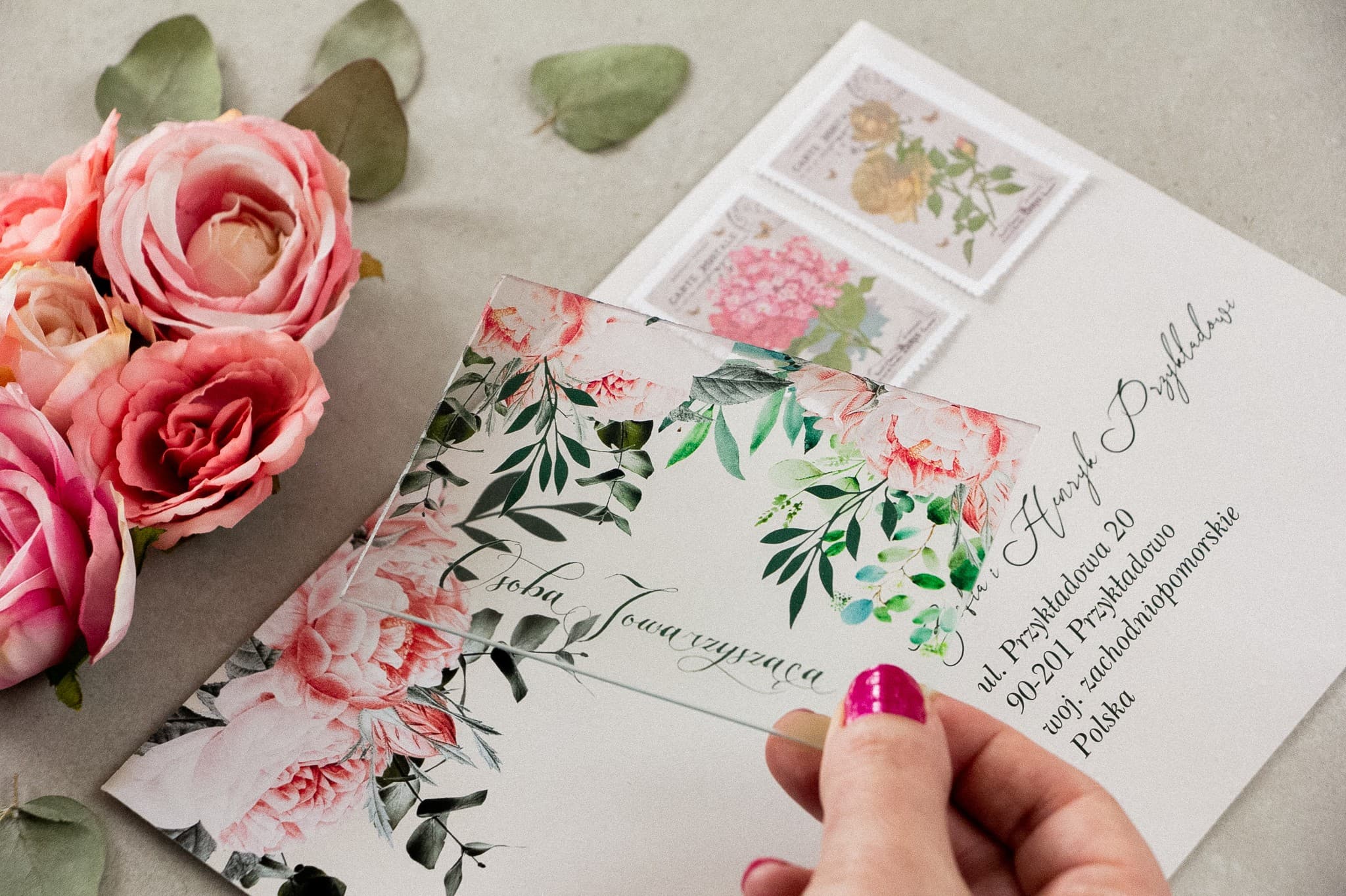 Winietki Ślubne na Szkle Korani nr 6 – Luksusowe Wizytówki z Motywem Piwonii