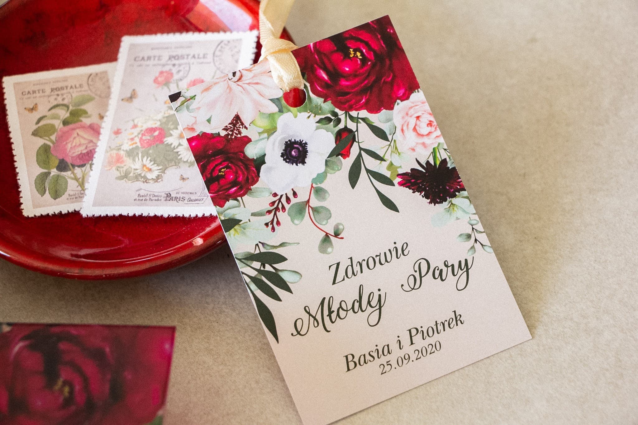 Eleganckie Zawieszki na Wódkę z Daliami i Anemonami | Etykiety na Alkohol Weselny | Korani nr 4