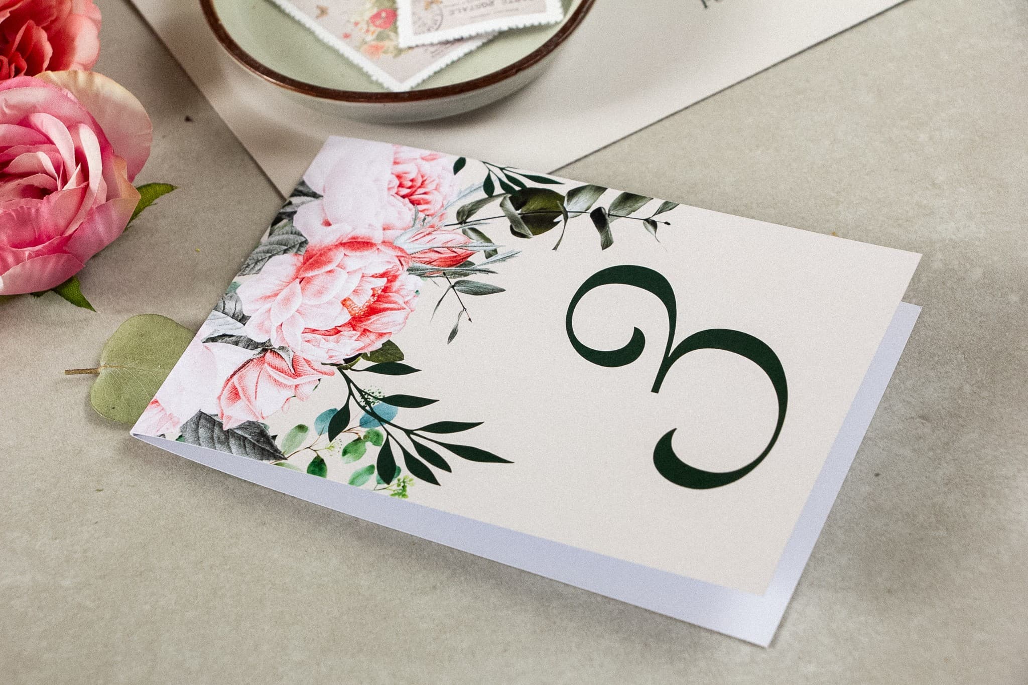 Eleganckie Numerki na Stół Weselny Kwiatowe Piwonie Róże | Składane Numery na Stoły Weselne | Korani nr 6