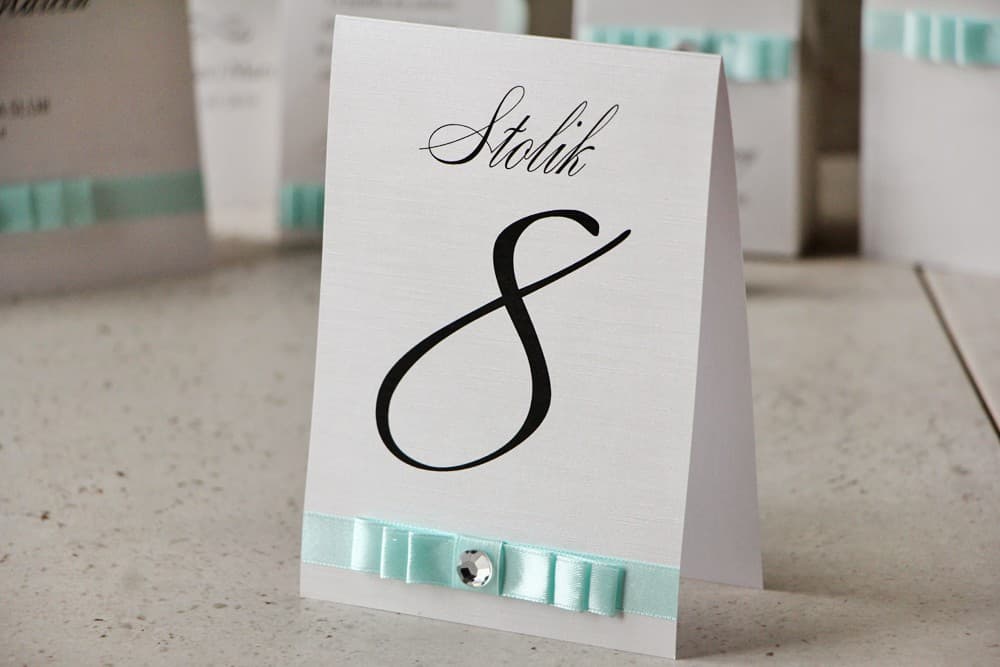 Eleganckie numery na stół z potrójną kokardką i cyrkonią, papier perłowy | Numerki na stół weselny glamour | Amaretto nr 6