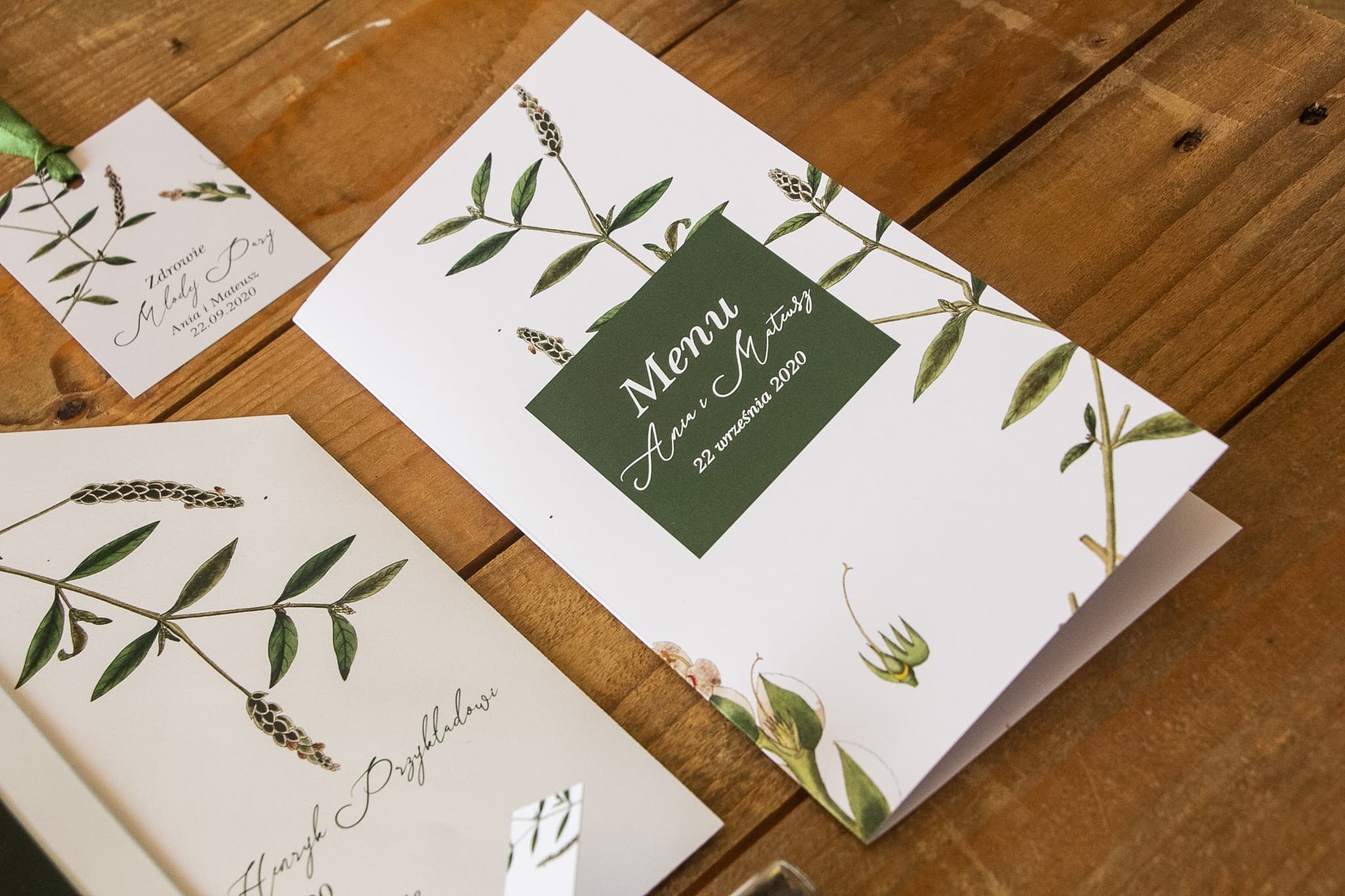Menu Weselne Butelkowa Zieleń z Gałązką | Elegancka Karta Menu na Stół Weselny | Korani nr 9