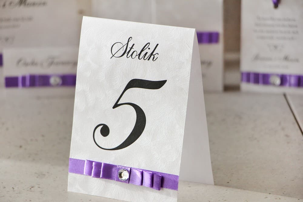 Eleganckie Numerki na Stół z Kokardką i Cyrkonią, Perłowy Papier | Numeracja Stołów Weselnych Glamour | Amaretto nr 7