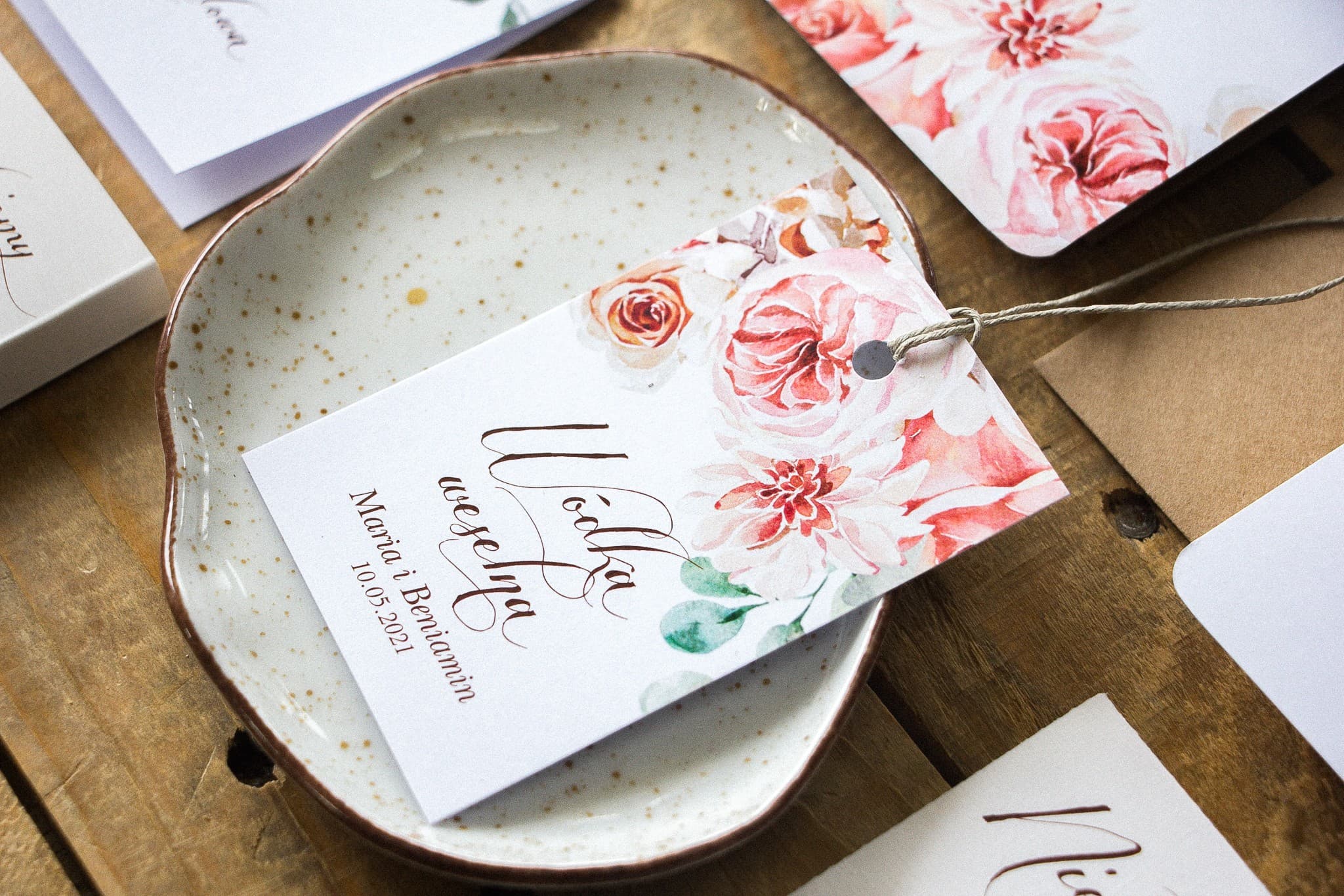 Różowe Kwiaty Zawieszki na Wódkę Weselną z Wierszykiem | Eleganckie Przywieszki na Alkohol | Indygo nr 7