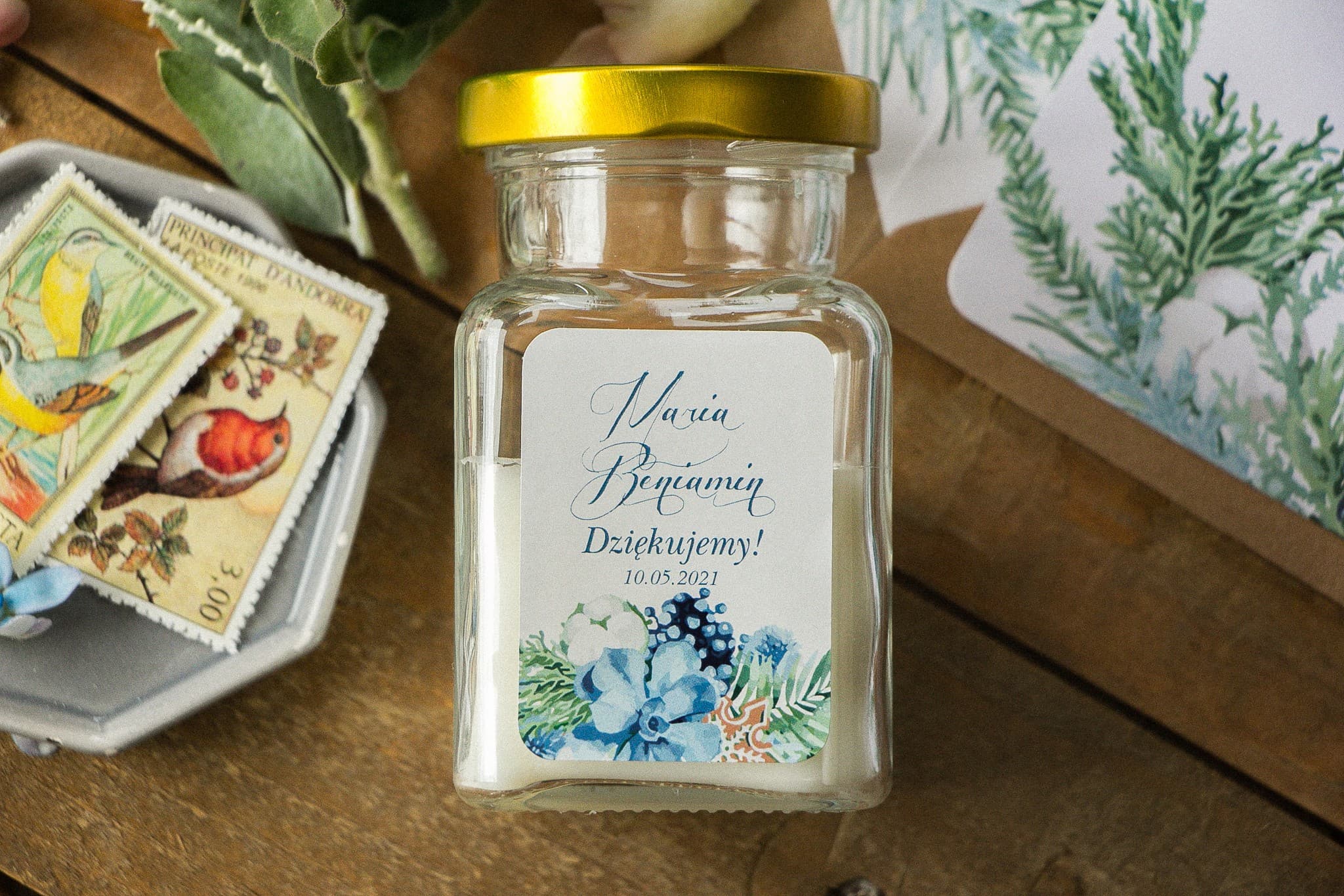 Świeczka Zapachowa Indygo nr 8 – Motyw Bawełny i Podziękowanie dla Gości