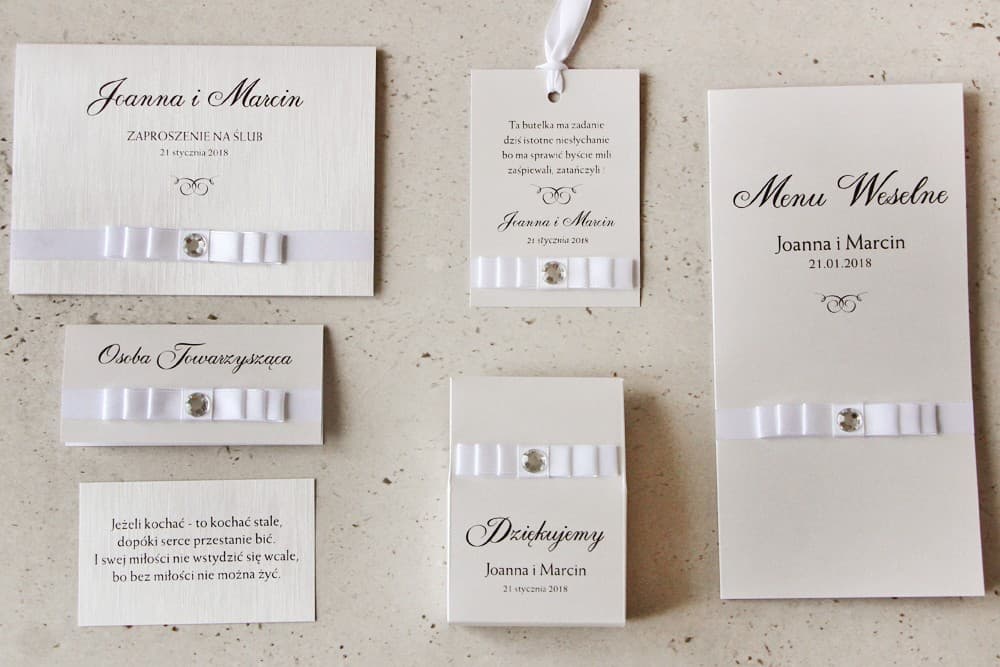 Zaproszenia ślubne glamour z kokardą i cyrkonią na perłowym papierze – Amaretto nr 9