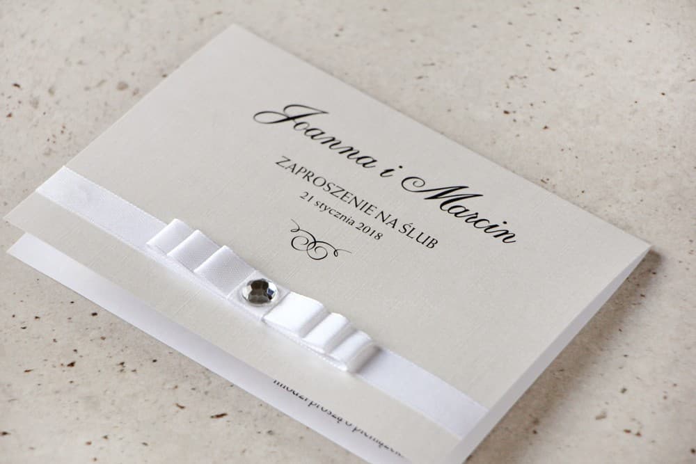 Zaproszenia ślubne glamour z kokardą i cyrkonią na perłowym papierze – Amaretto nr 9 - 3