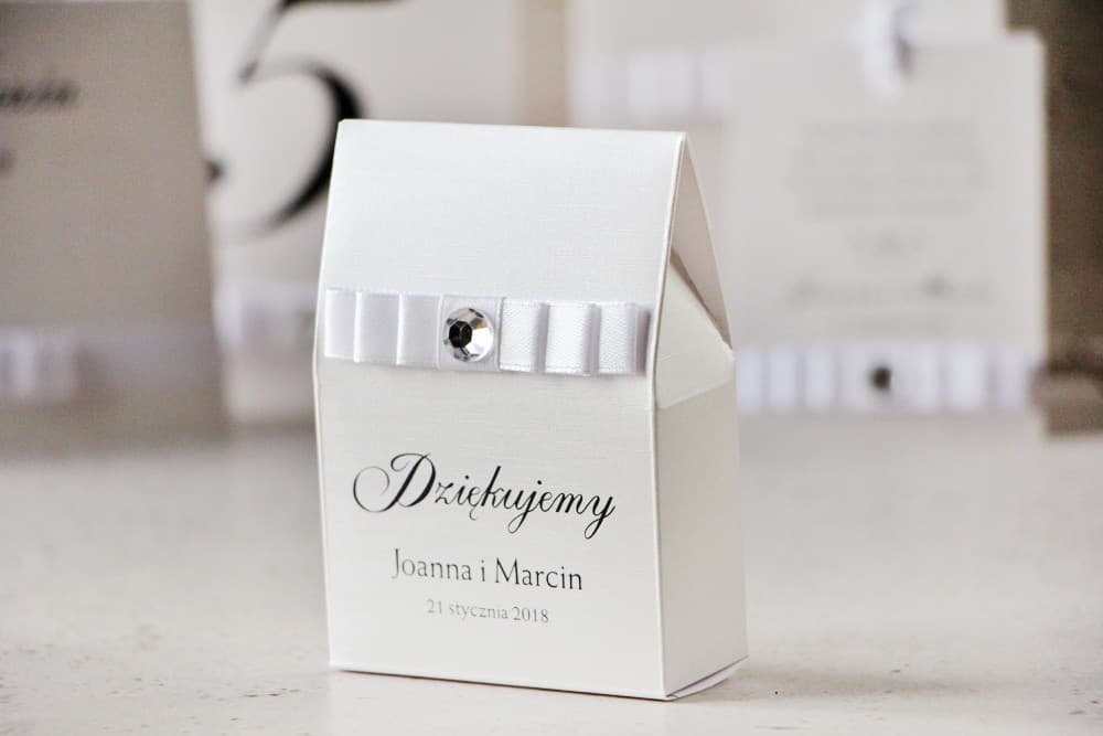 Eleganckie Pudełeczko z Kokardą i Cyrkonią na Perłowym Papierze | Podziękowania dla Gości Weselnych | Amaretto nr 9