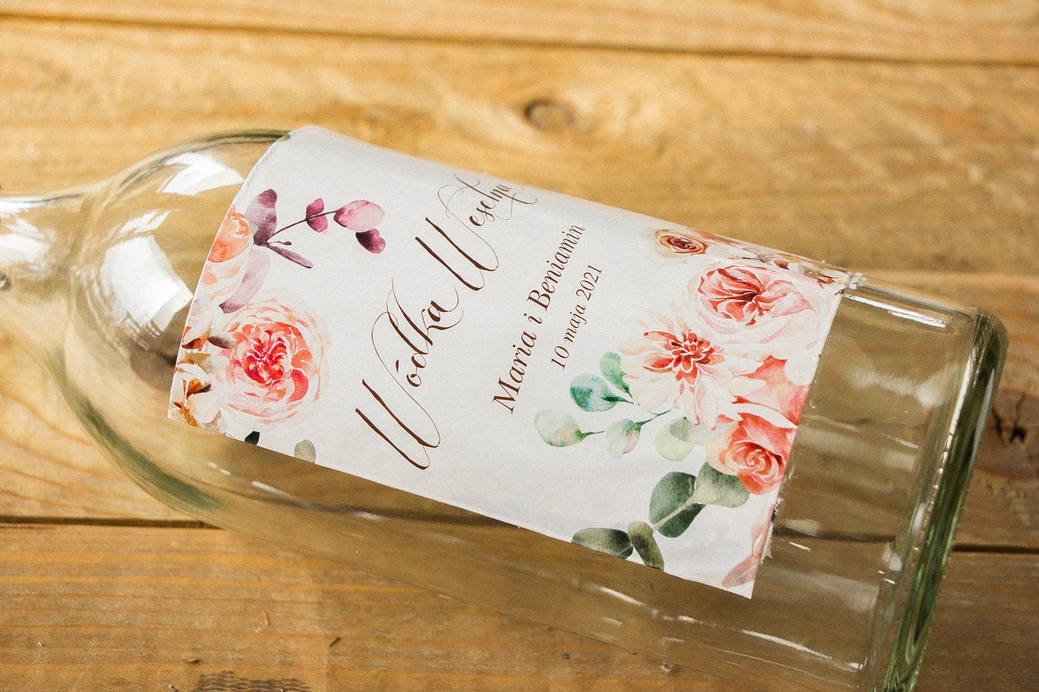 Etykiety na Wódkę Weselną z Różowymi Kwiatami | Personalizowane Naklejki na Alkohol | Indygo nr 7