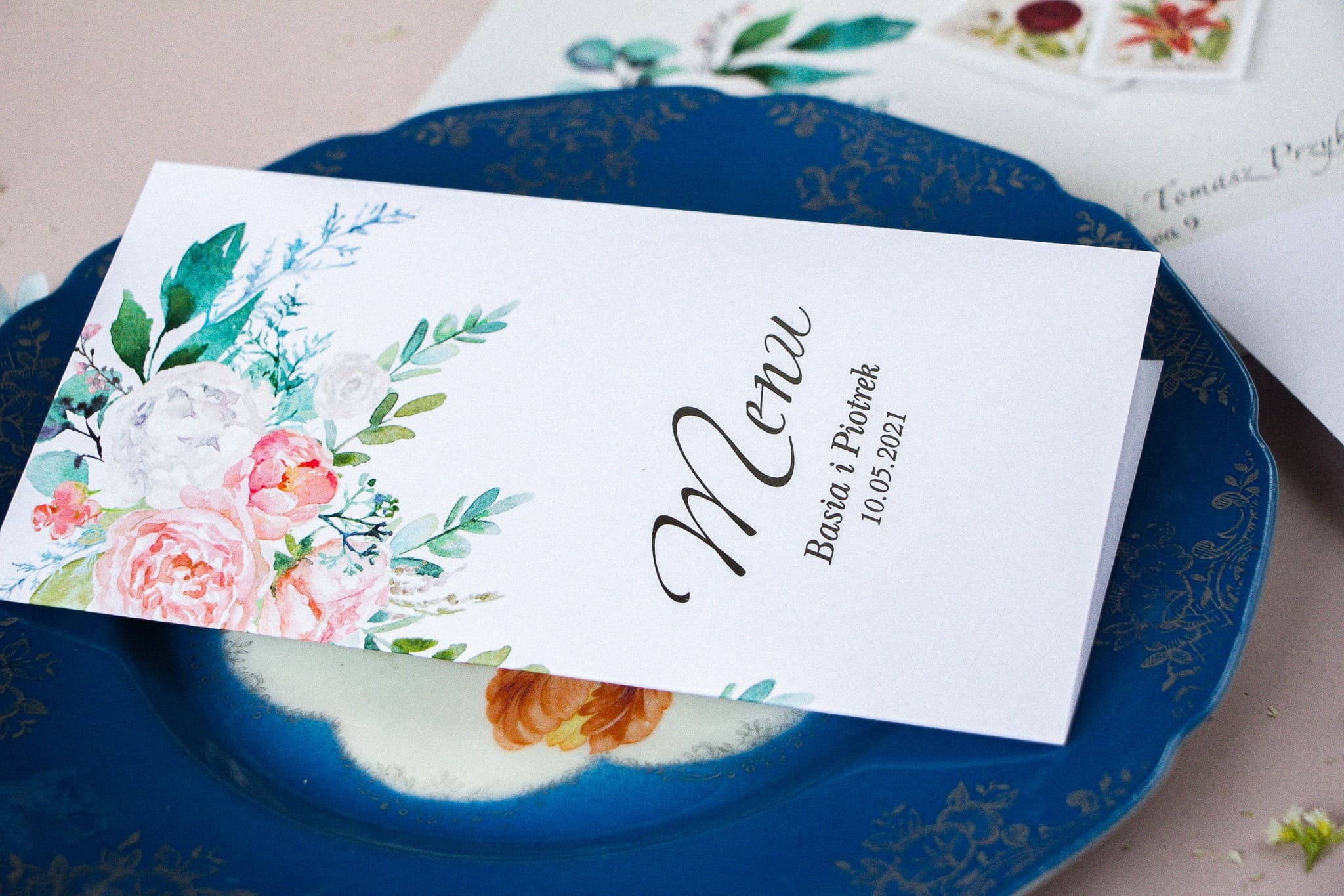 Glamour Menu Ślubne z Srebrzeniami i Kwiatami | Elegancja na Stołach Weselnych | Kolekcja Pastelowa Nr 8