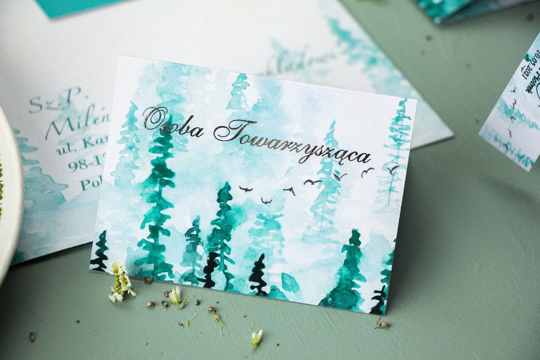Winietki Ślubne Pastelowe nr 7 – Srebrzone Wizytówki na Stół z Motywem Niebieskiej Akwareli