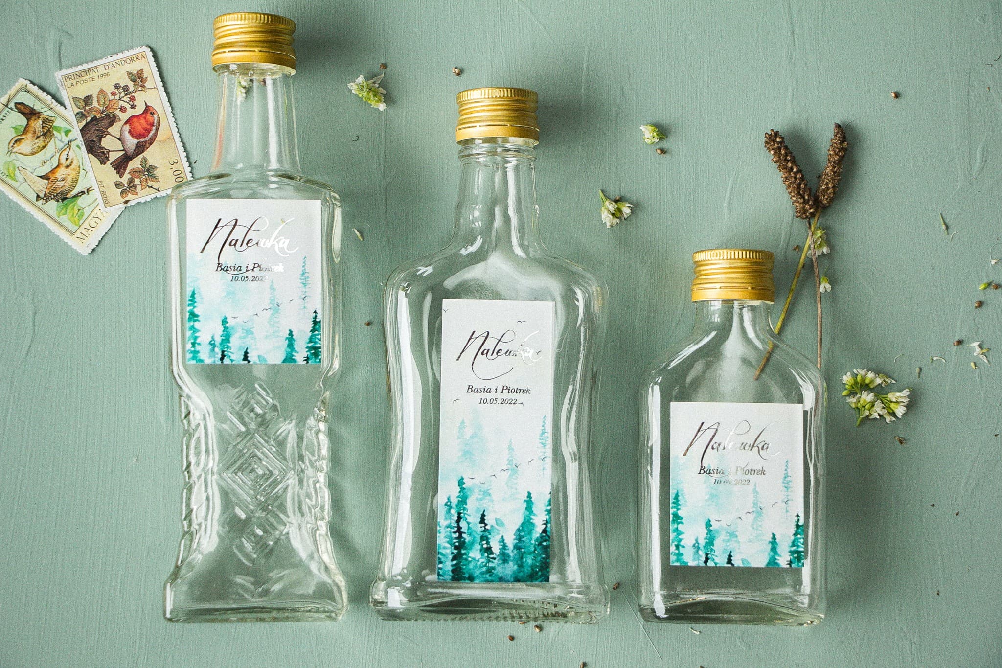 Podziękowania dla gości to buteleczki na nalewki ze srebrzoną etykietą akwarelową Pastelowe nr 7