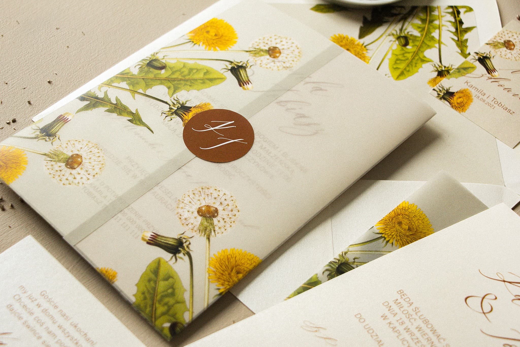Zaproszenia ślubne perłowe z motywem dmuchawców i owijką z kalki – Opal nr 6 - 2