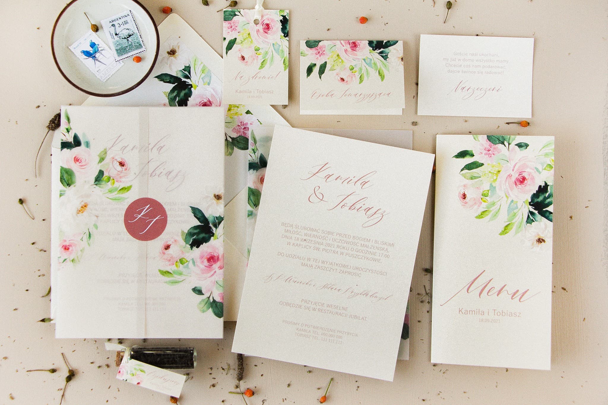 Zaproszenia ślubne glamour z różowymi piwoniami i owijką z kalki Opal nr 8