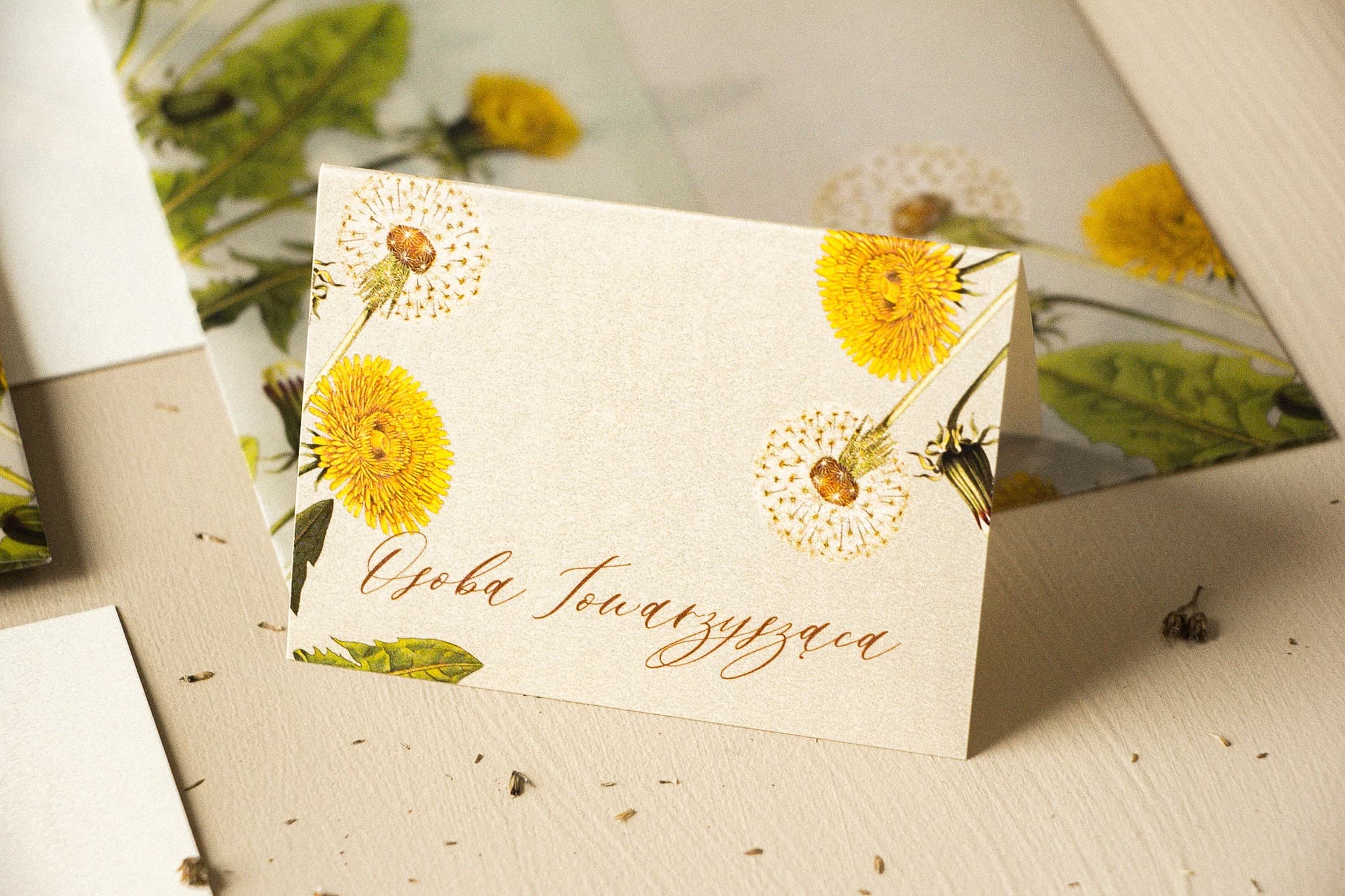 Winietki Ślubne Opal nr 6 – Perłowe Wizytówki na Stół z Motywem Dmuchawca