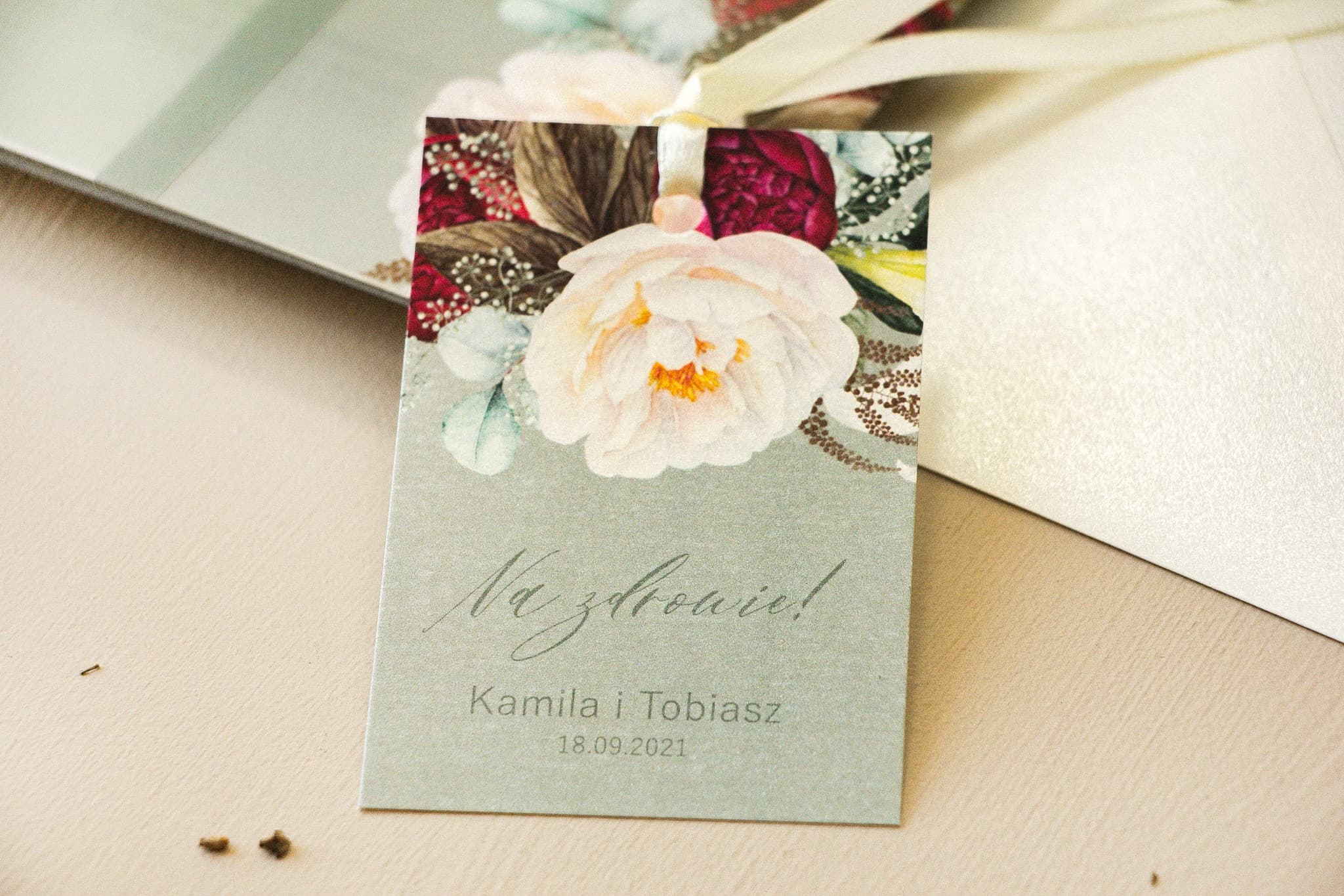 Zawieszki na Wódkę Weselną Boho z Burgundową Piwonią, Personalizowane | Przywieszki na Alkohol | Opal nr 9