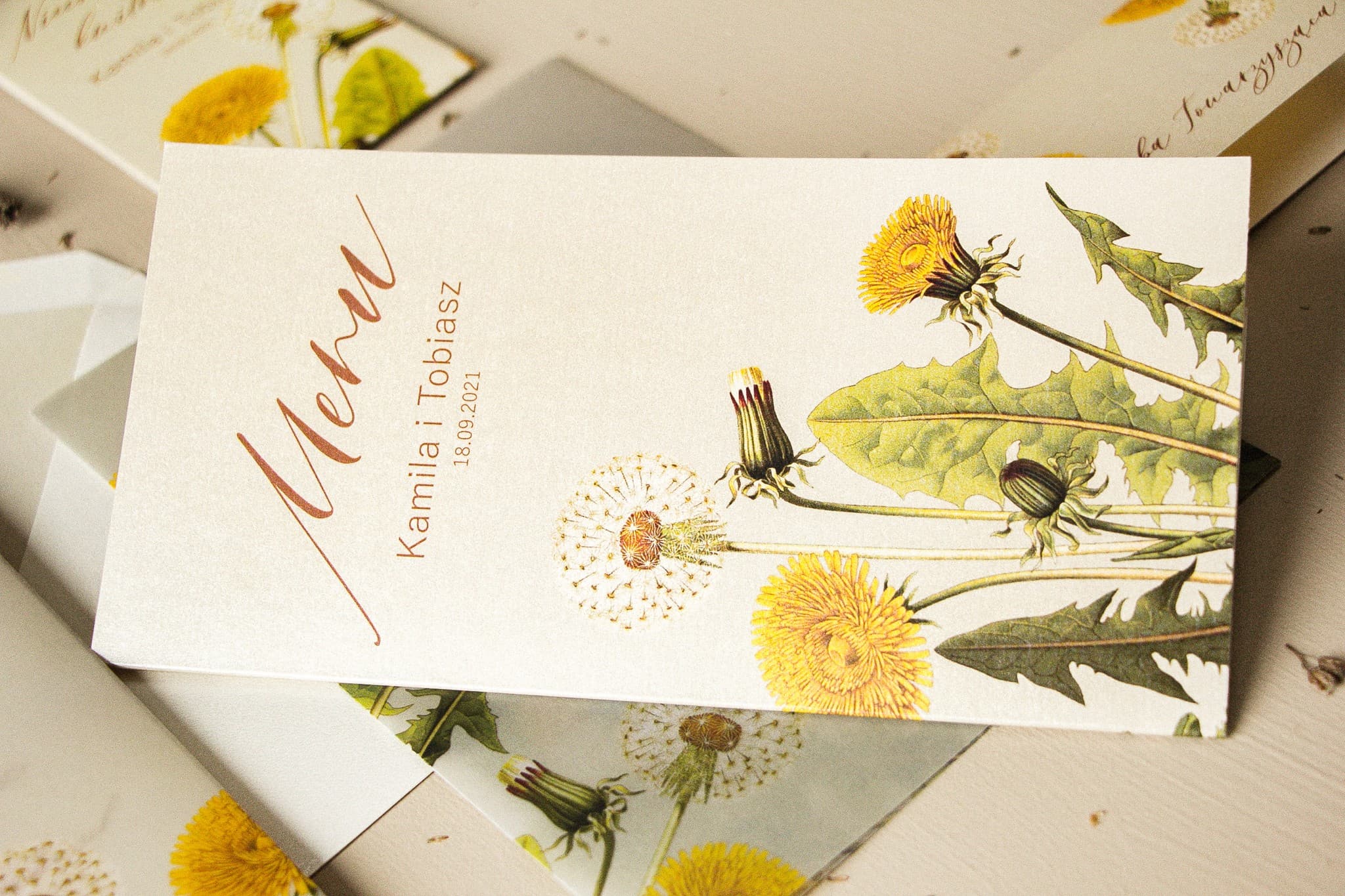 Eleganckie Menu Weselne Perłowe z Dmuchawcem | Karta Dań na Stół Weselny Glamour | Opal Nr 6