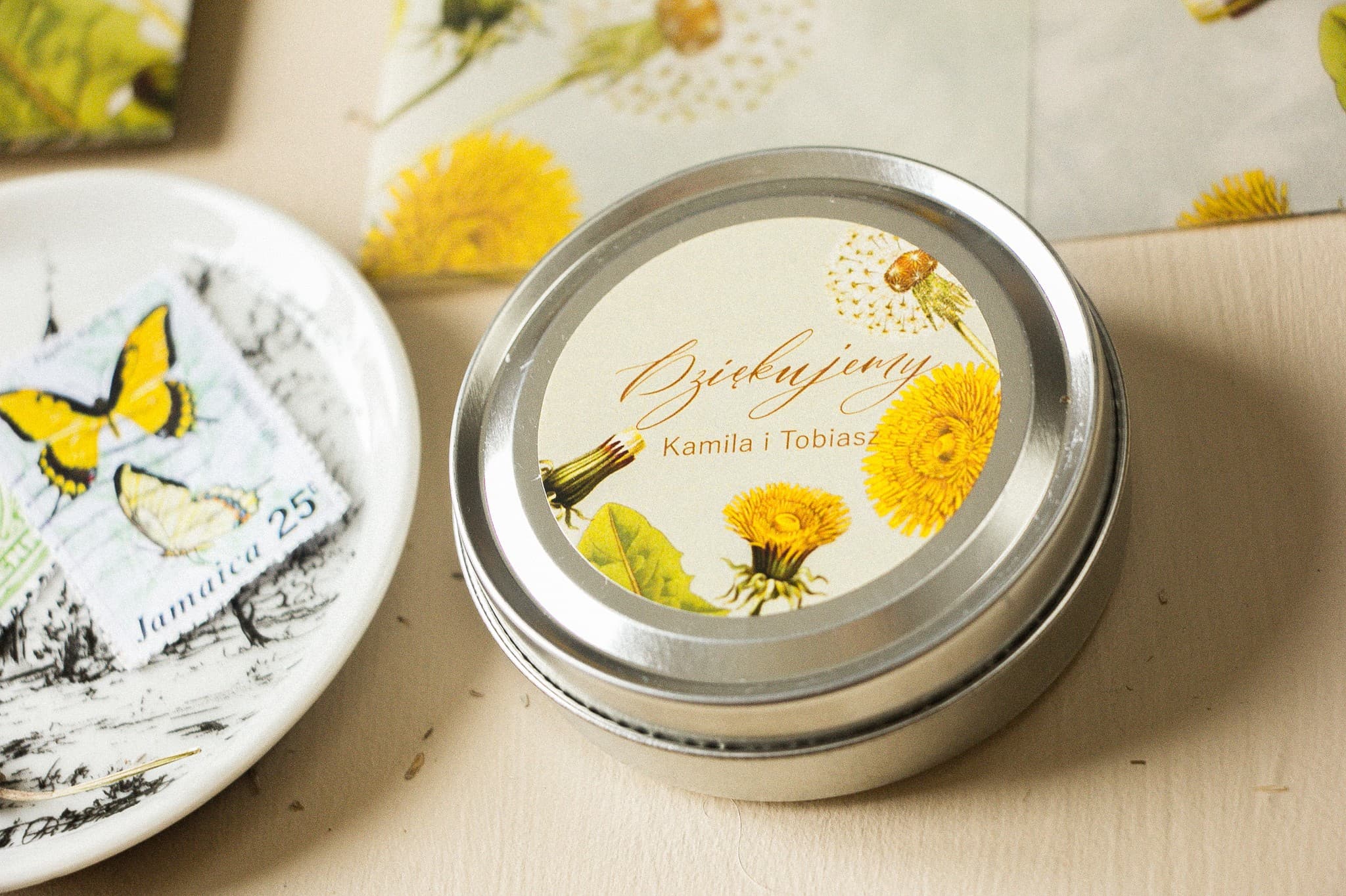 Świeczka Zapachowa w Puszce Opal nr 6 – Dmuchawce i Podziękowanie dla Gości