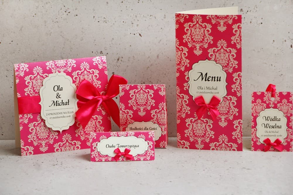 Zaproszenia ślubne kwadratowe glamour z amarantową kokardą na perłowym papierze – Ornament nr 5