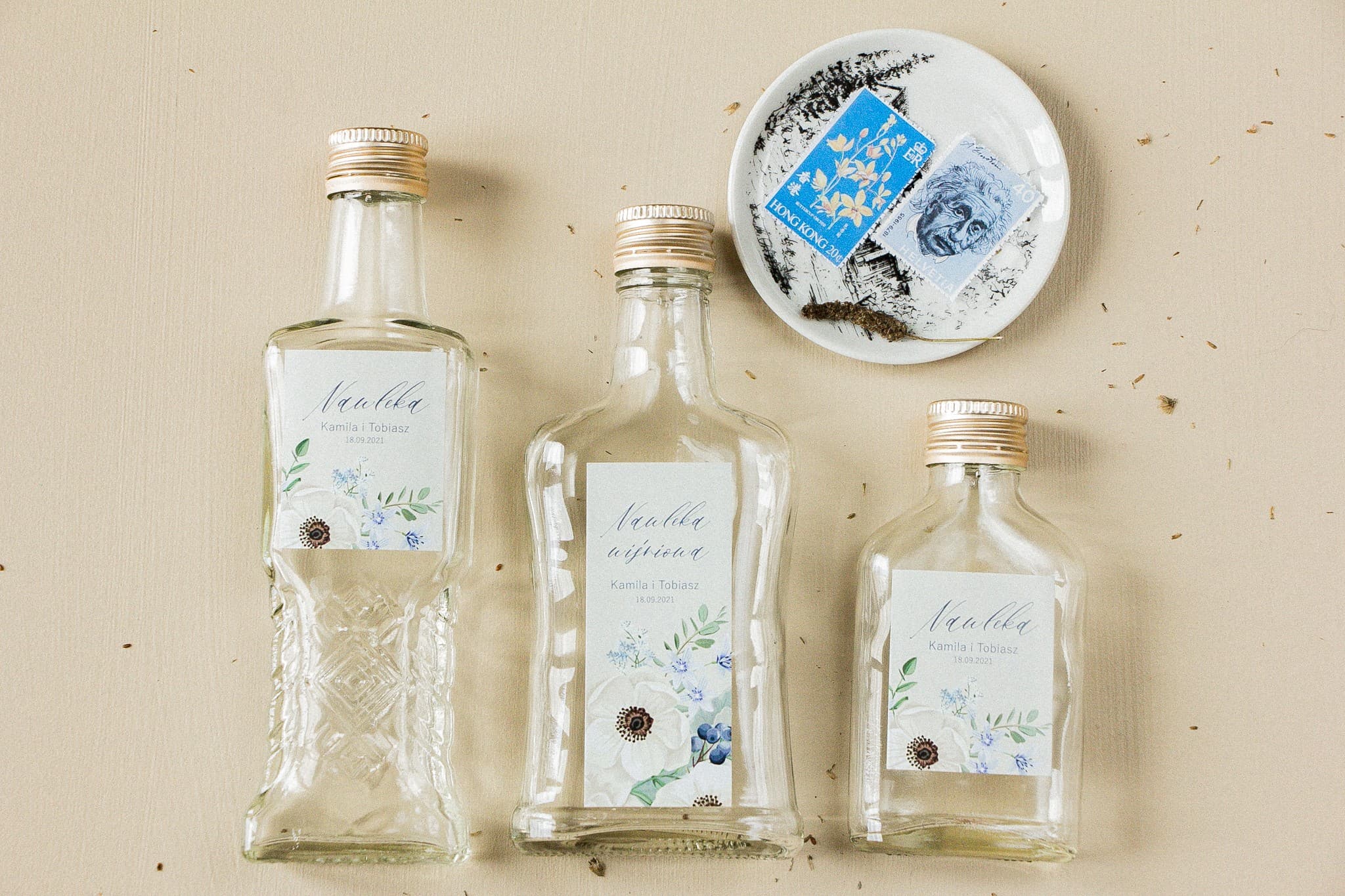 Podziękowania dla gości szklane buteleczki na nalewki z białymi zawilcami Opal nr 7 - 2