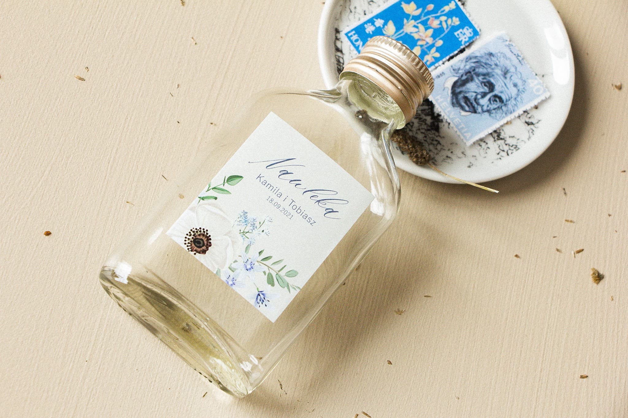 Podziękowania dla gości szklane buteleczki na nalewki z białymi zawilcami Opal nr 7 - 3