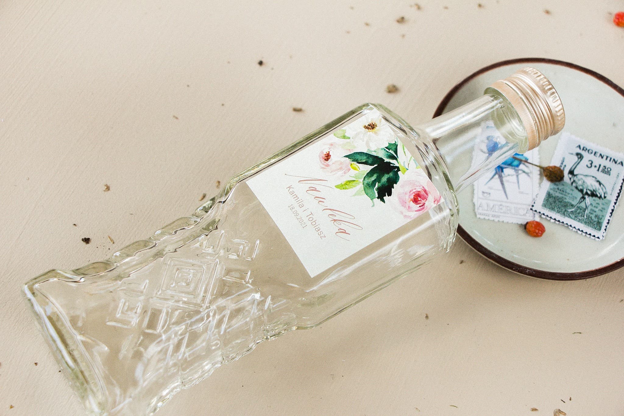 Podziękowania dla gości jako buteleczki na nalewkę glamour z peoniami Opal nr 8