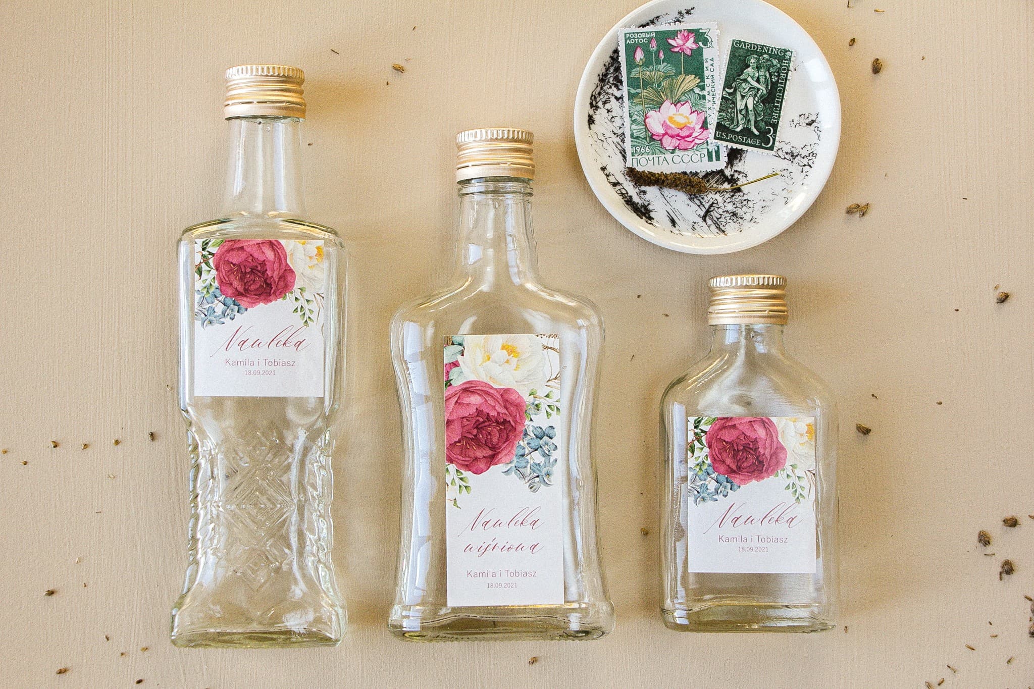 Podziękowania dla gości buteleczki na nalewkę z piwoniami i błękitną ostróżką Opal nr 10 - 2