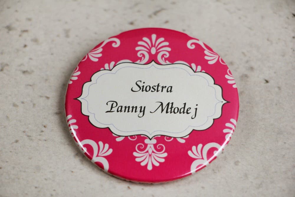 Personalizowane przypinki ślubne, amarantowe ornamenty, identyfikator gości | Eleganckie przypinki i winietki | Ornament nr 5