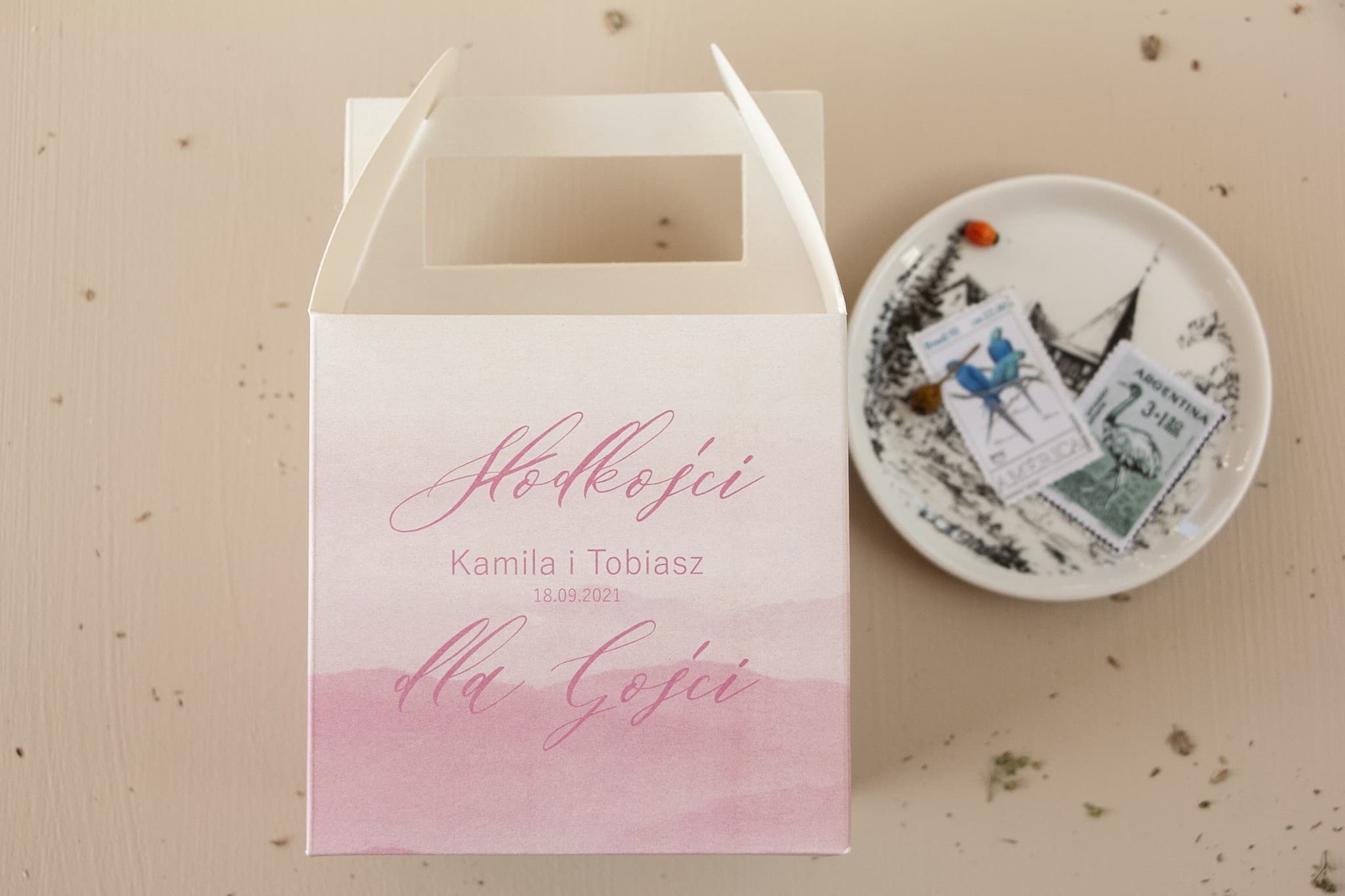 Różowe pudełko na ciasto weselne z rączką | Personalizowane opakowania dla gości | Opal nr 5