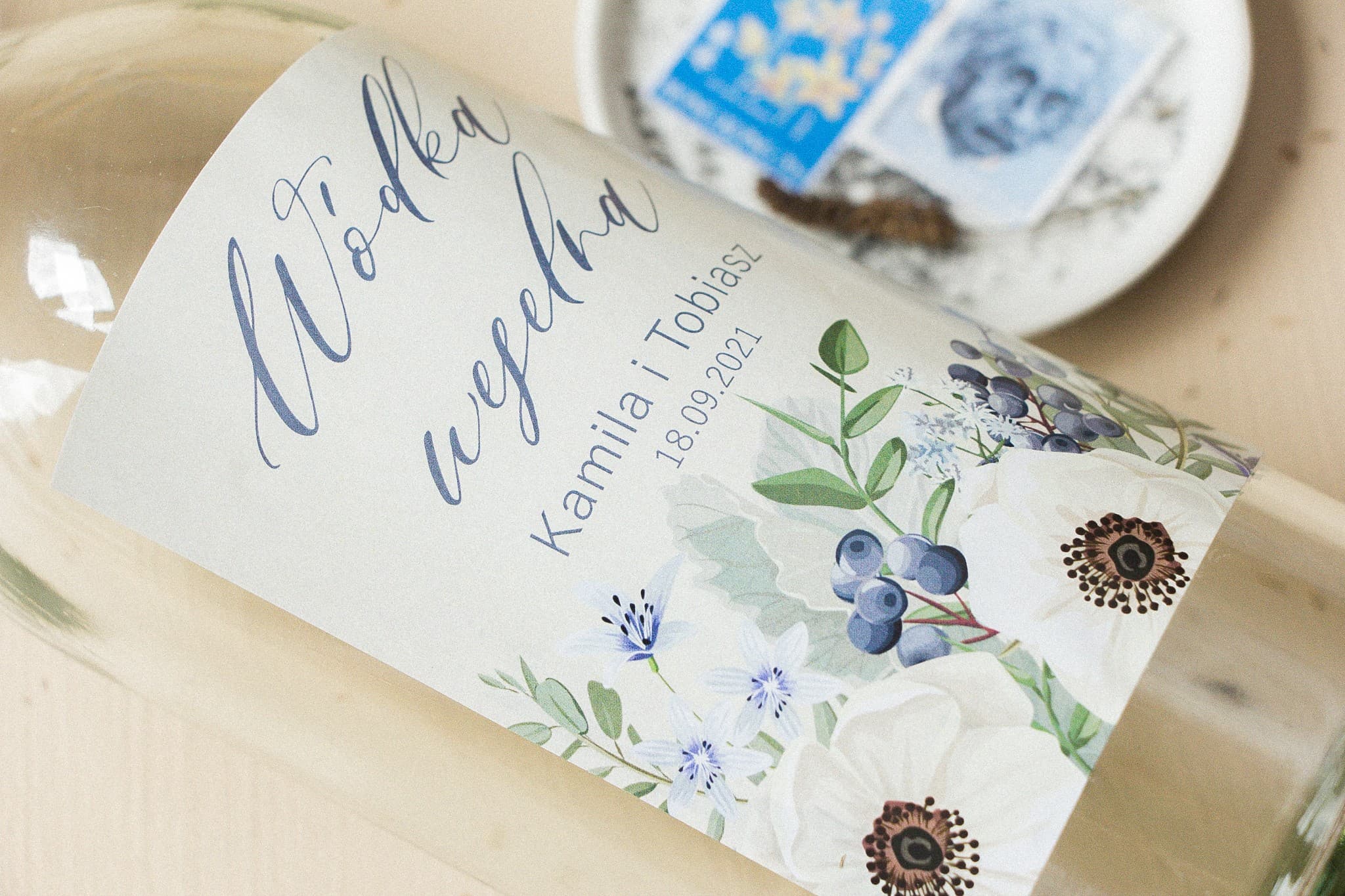 Eleganckie etykiety z białymi zawilcami | Personalizowane naklejki na wódkę weselną i alkohol | Opal nr 7