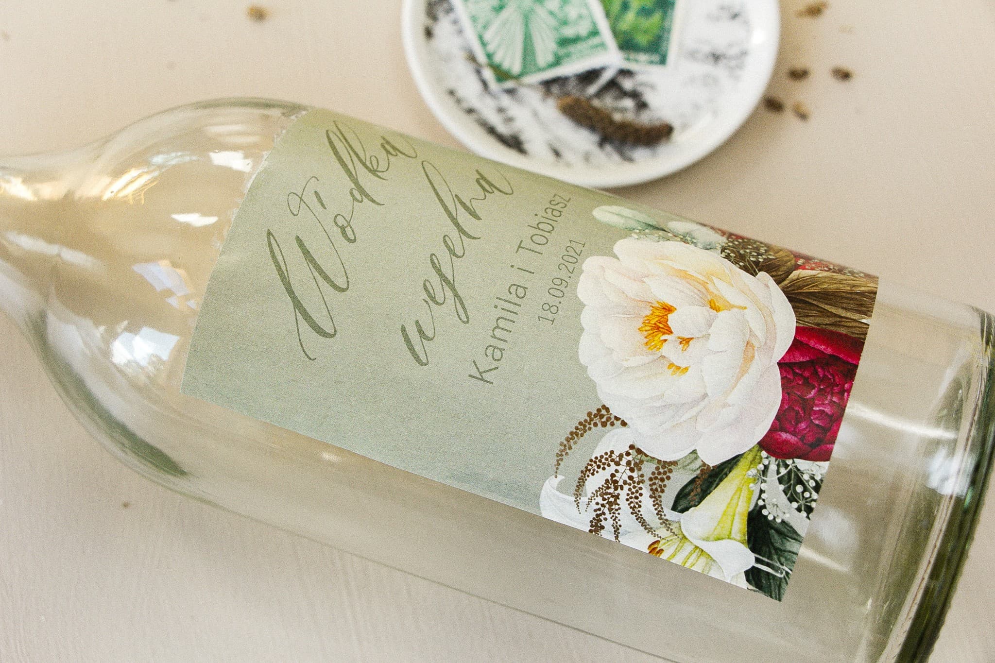 Etykiety na wódkę weselną Boho z Piwoniami | Personalizowane naklejki na butelki z alkoholem | Opal nr 9