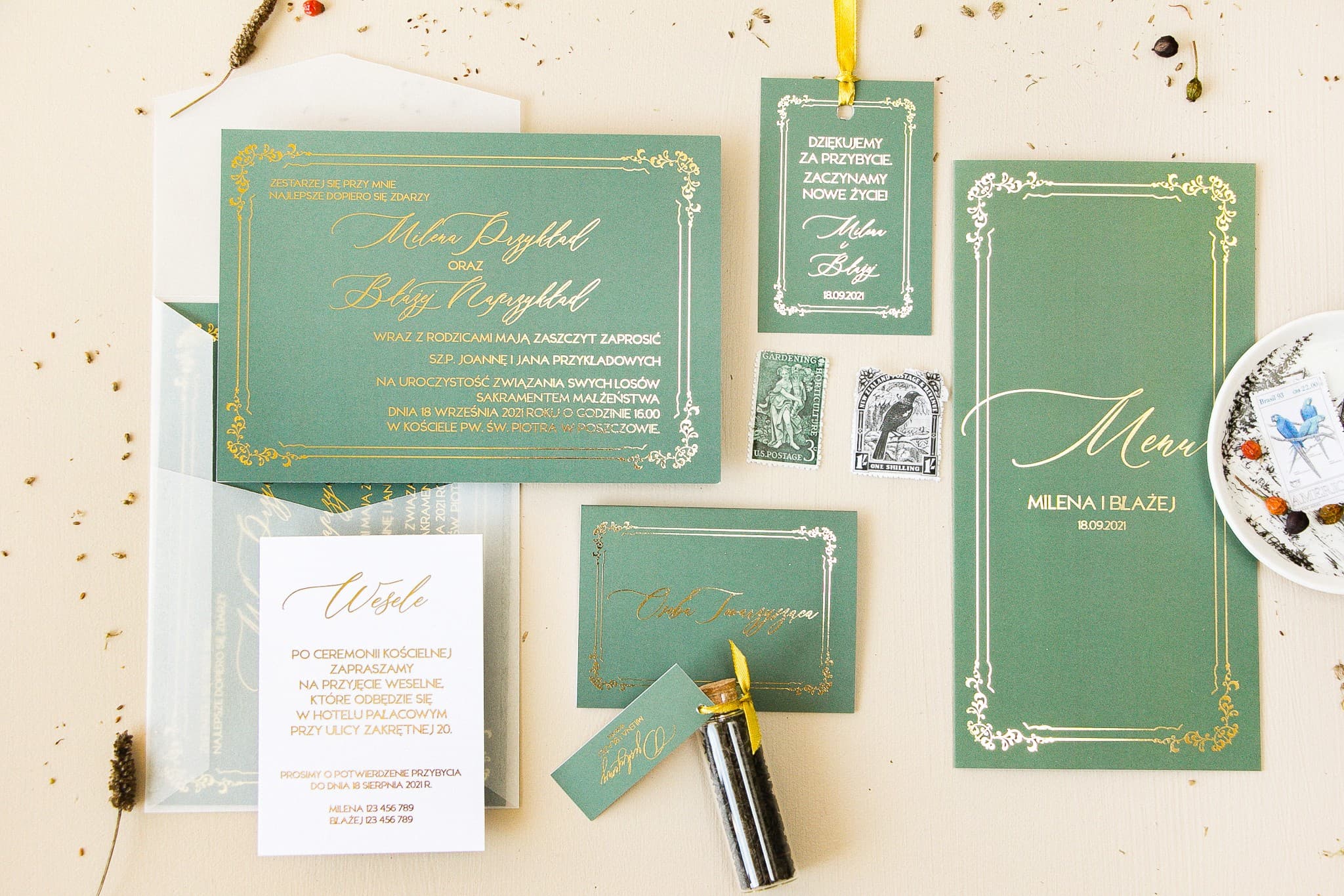 Zestaw próbek minimalistycznych zaproszeń ślubnych z bonem rabatowym Sand nr 3