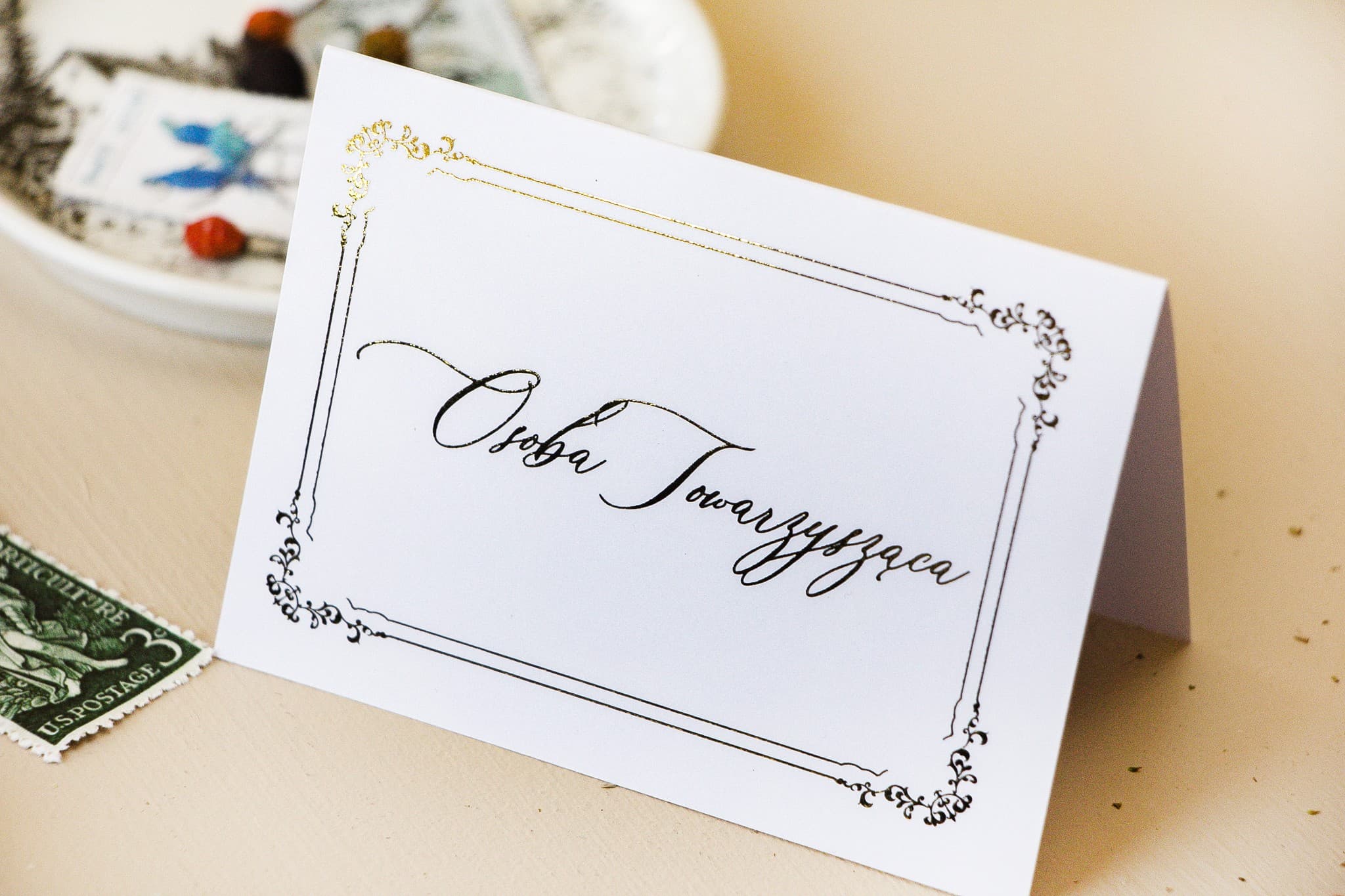 Winietki Ślubne Sand nr 4 – Minimalistyczne Wizytówki na Stół ze Złotą Ramką