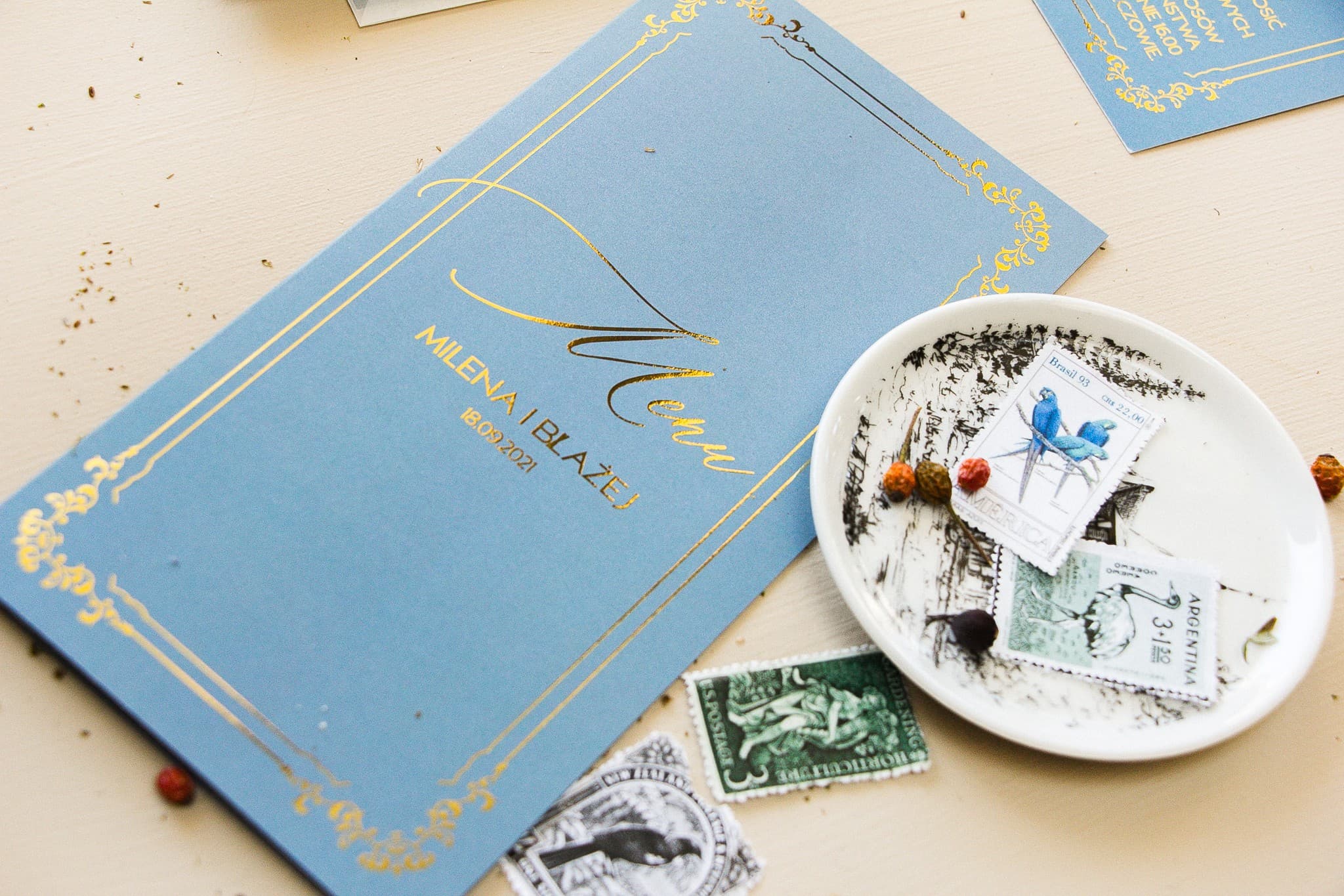 Eleganckie Menu Weselne Glamour | Złocenia i Dusty Blue | Menu Sand Nr 1