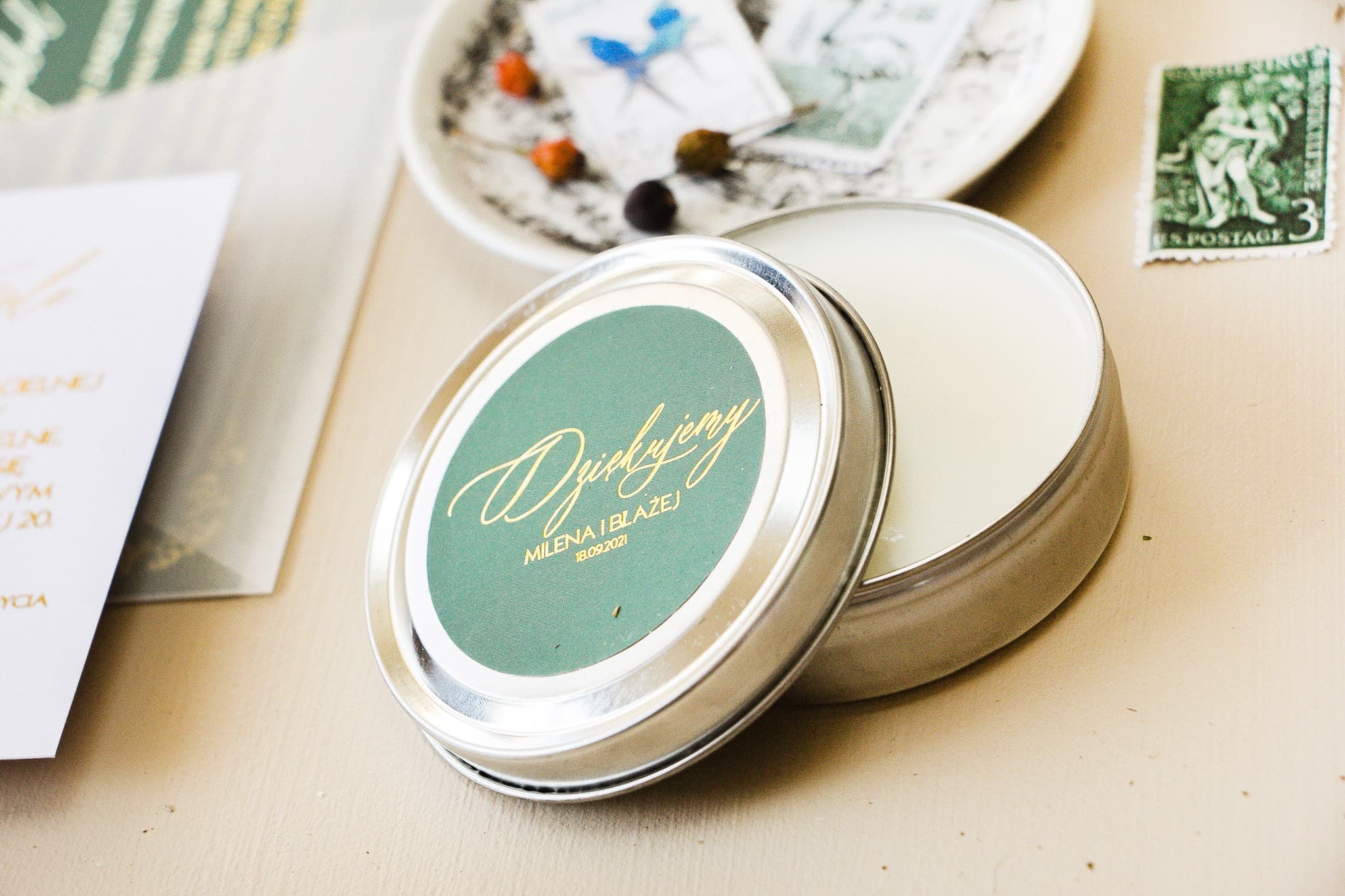 Świeca Zapachowa w Puszce Sand nr 3 – Złocona Zieleń i Podziękowanie dla Gości