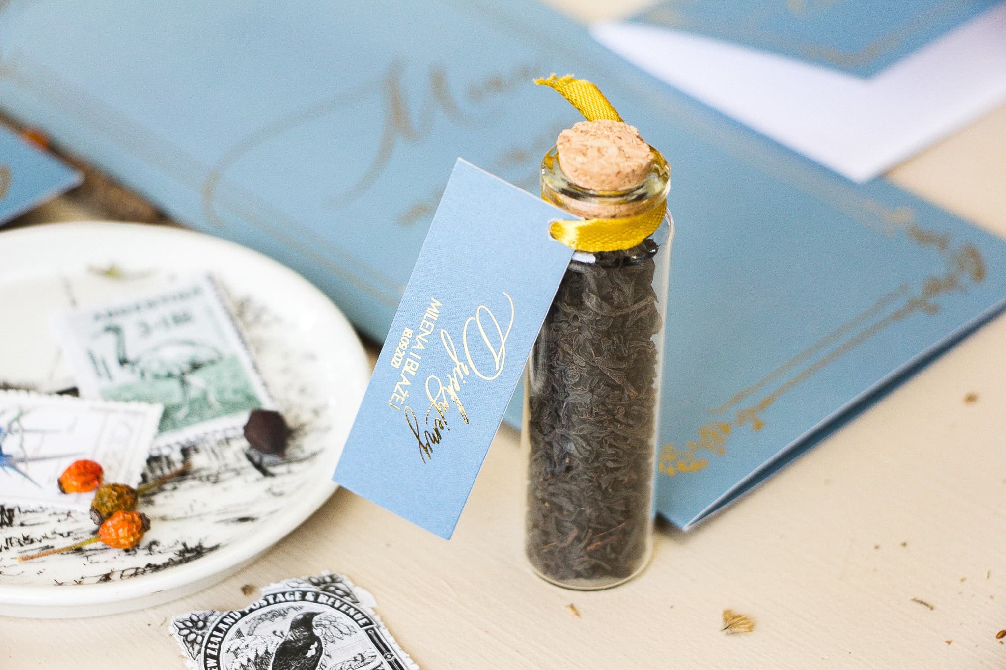 Buteleczki z Herbatą Złocona Przywieszka Dusty Blue | Podziękowania dla Gości Weselnych Glamour | Sand nr 1