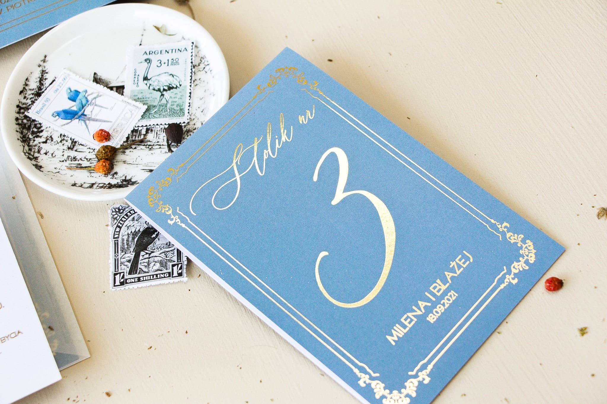 Eleganckie Numery na Stoły Weselne Dusty Blue Złote | Numerki na Stół Glamour | Sand nr 1