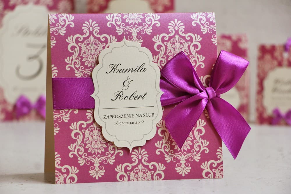 Zaproszenia ślubne glamour z fioletową kokardą i ornamentem na perłowym papierze – Ornament nr 7