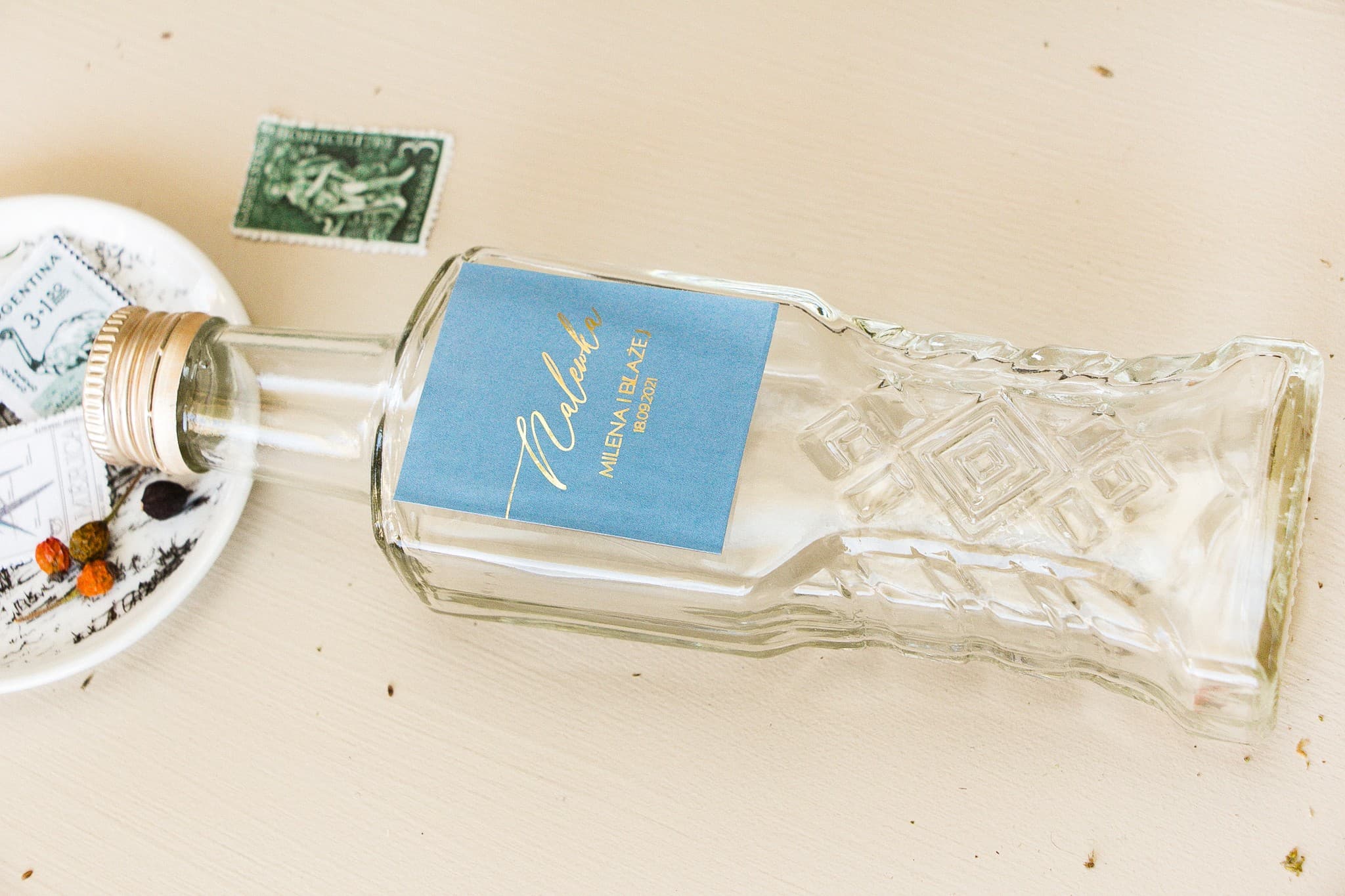 Podziękowania dla gości buteleczki na nalewkę w kolorze dusty blue ze złoceniem Sand nr 1