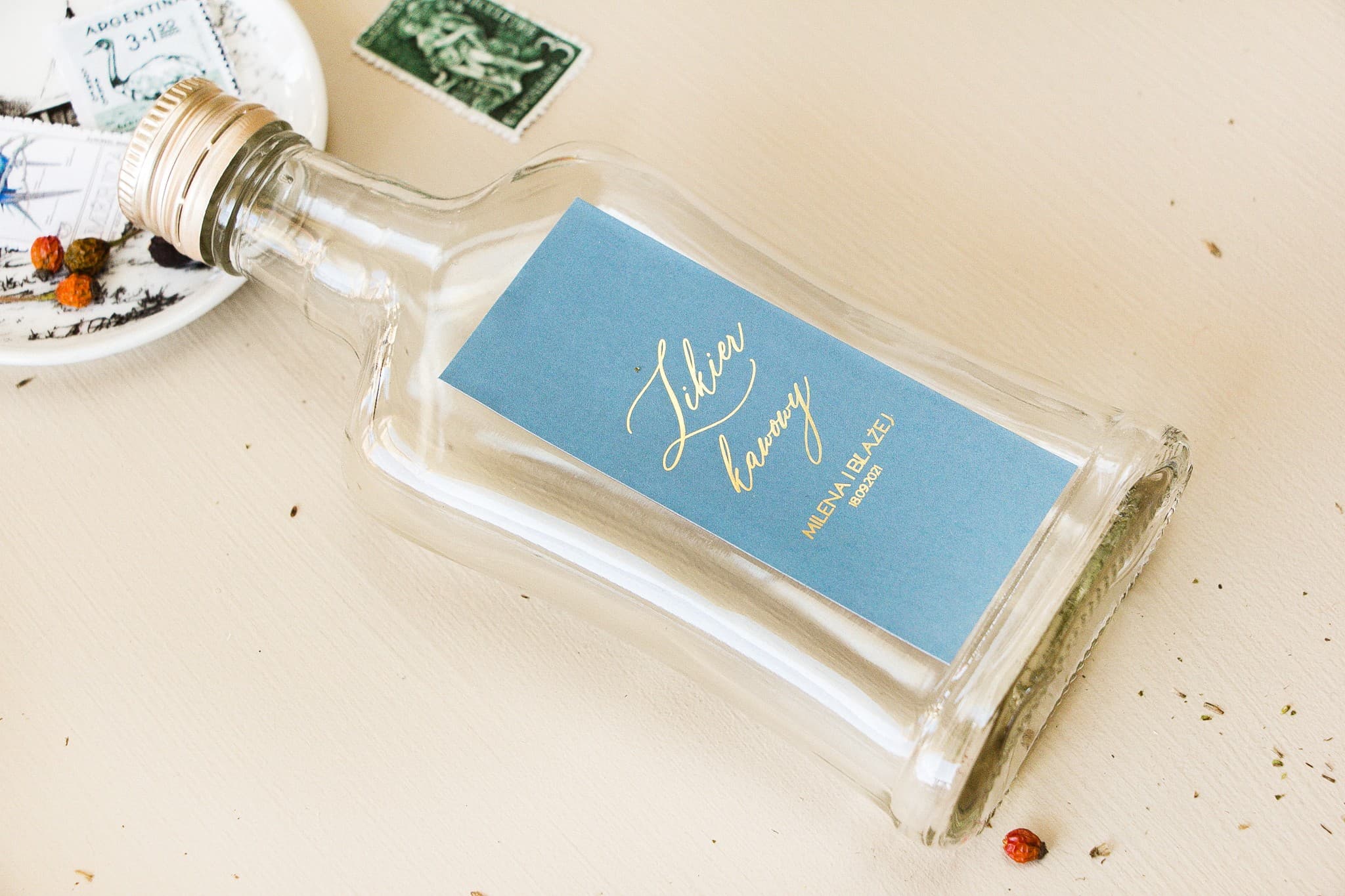 Podziękowania dla gości buteleczki na nalewkę w kolorze dusty blue ze złoceniem Sand nr 1 - 3
