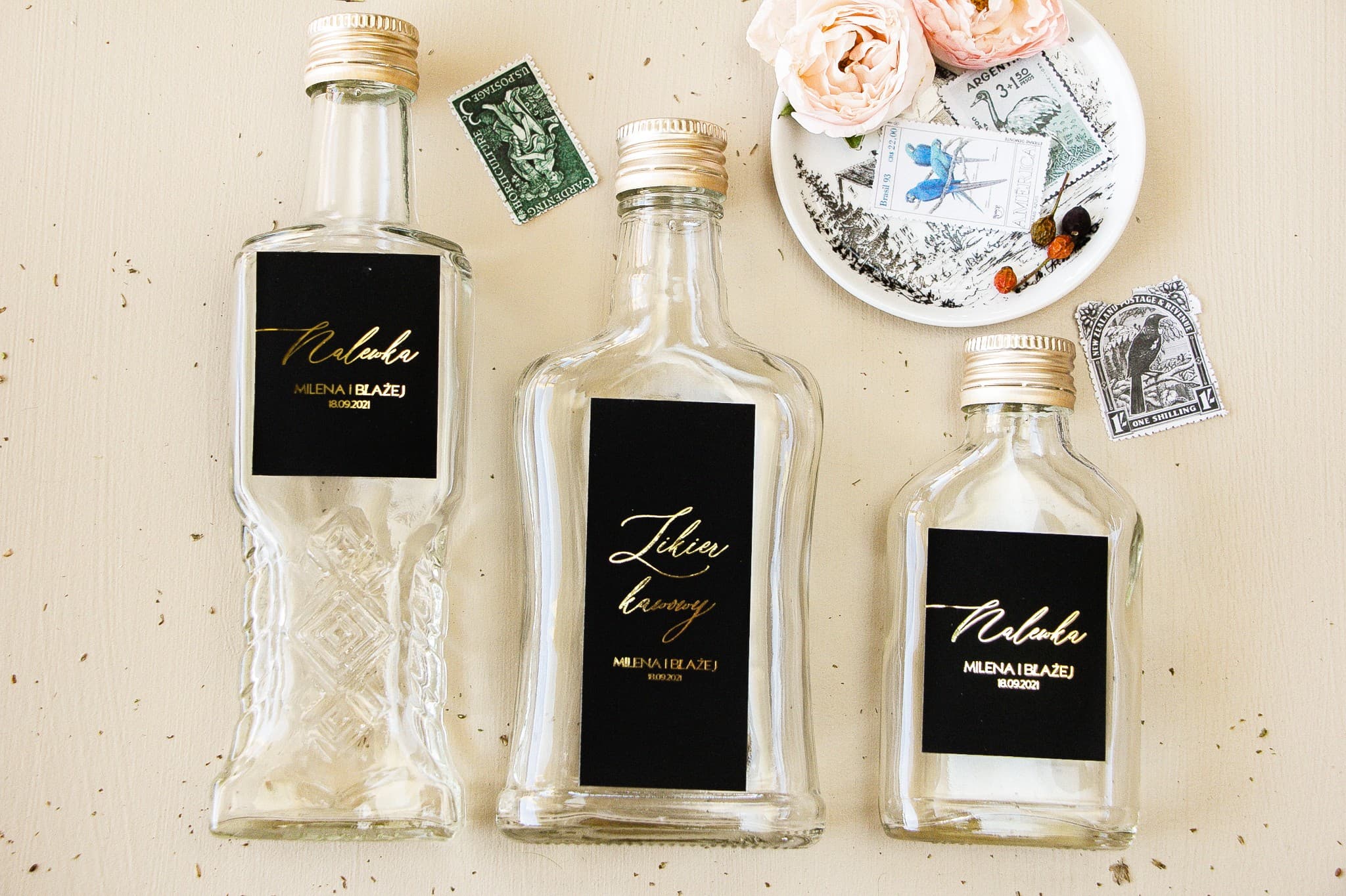 Podziękowania dla gości w formie czarnych buteleczek na nalewki glamour ze złoceniem Sand nr 2 - 2