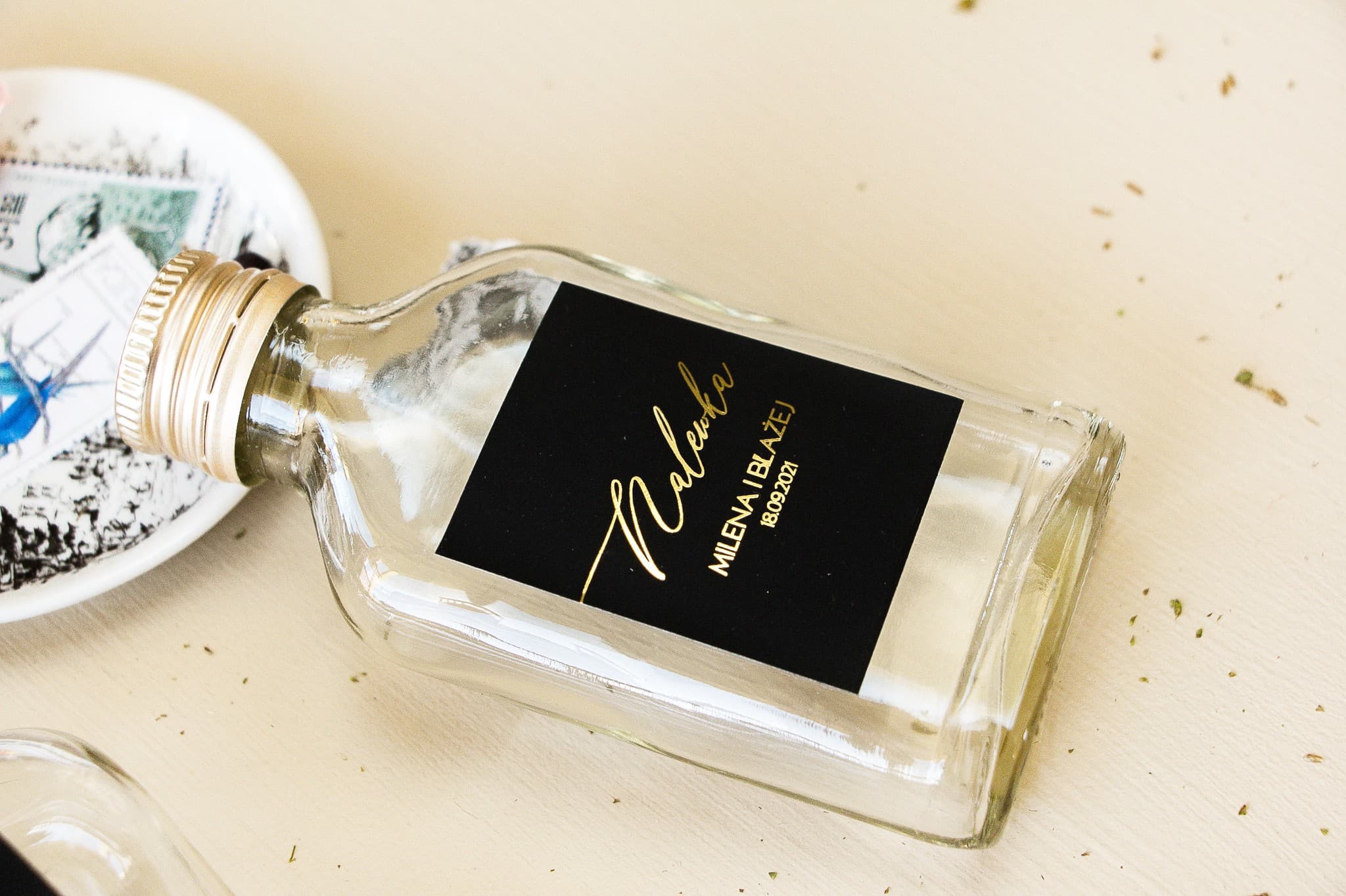 Podziękowania dla gości w formie czarnych buteleczek na nalewki glamour ze złoceniem Sand nr 2 - 3