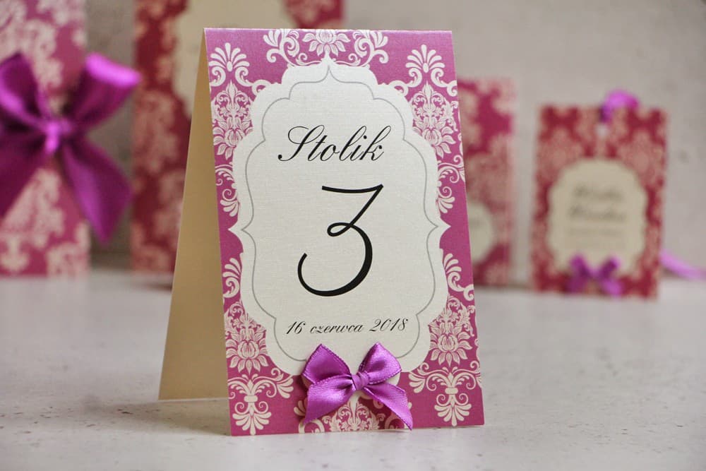 Eleganckie Numery na Stół Weselny Fioletowe Ornamenty Złocone | Numerki na Stoły z Kokardką Perłowe | Ornament nr 7