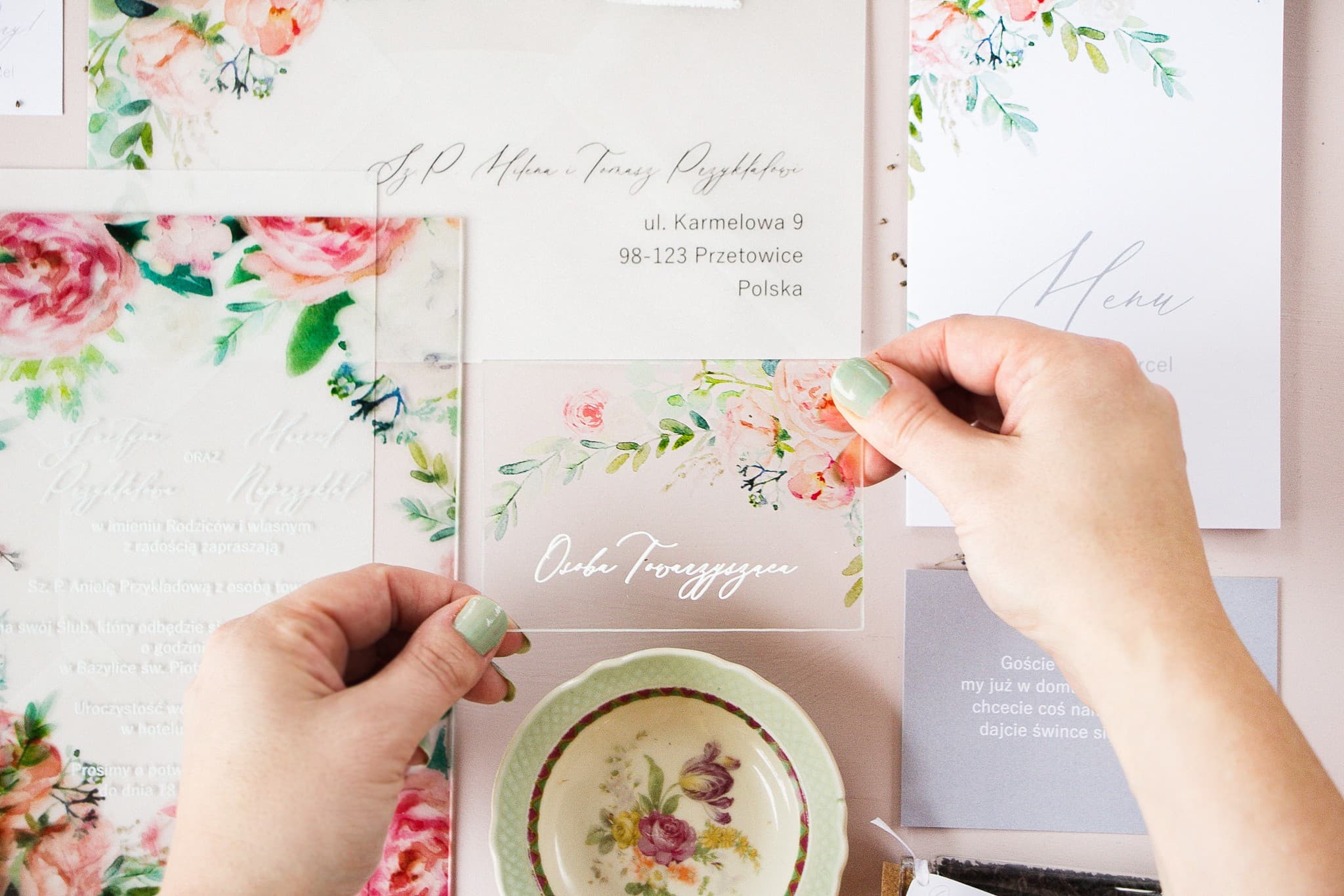 Winietki Ślubne Soft nr 1 – Szklane Wizytówki na Stół z Motywem Piwonii