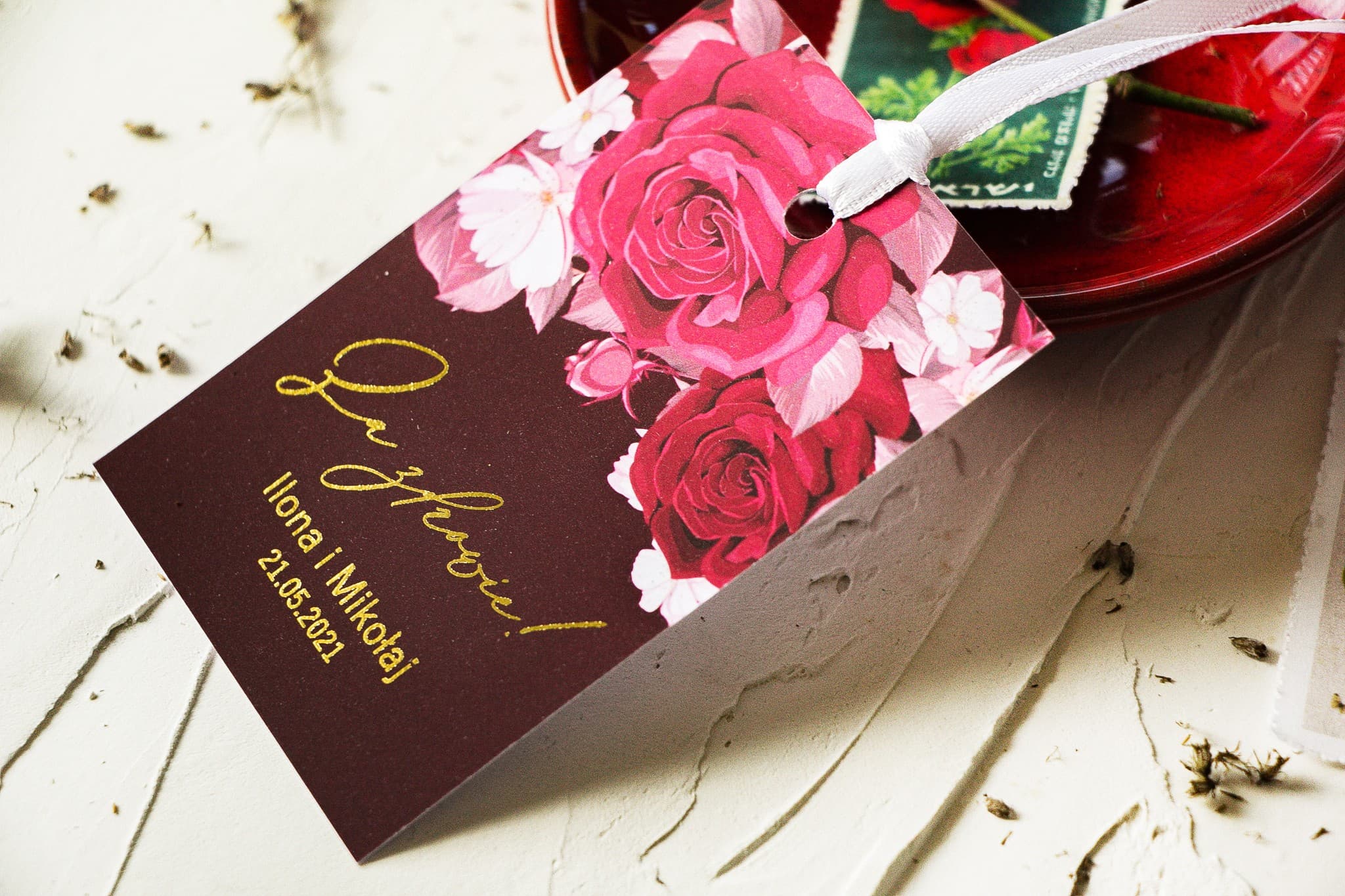 Złocone Zawieszki na Wódkę Weselną Burgundowe Kwiaty | Eleganckie Etykiety na Alkohol | Serenity nr 2