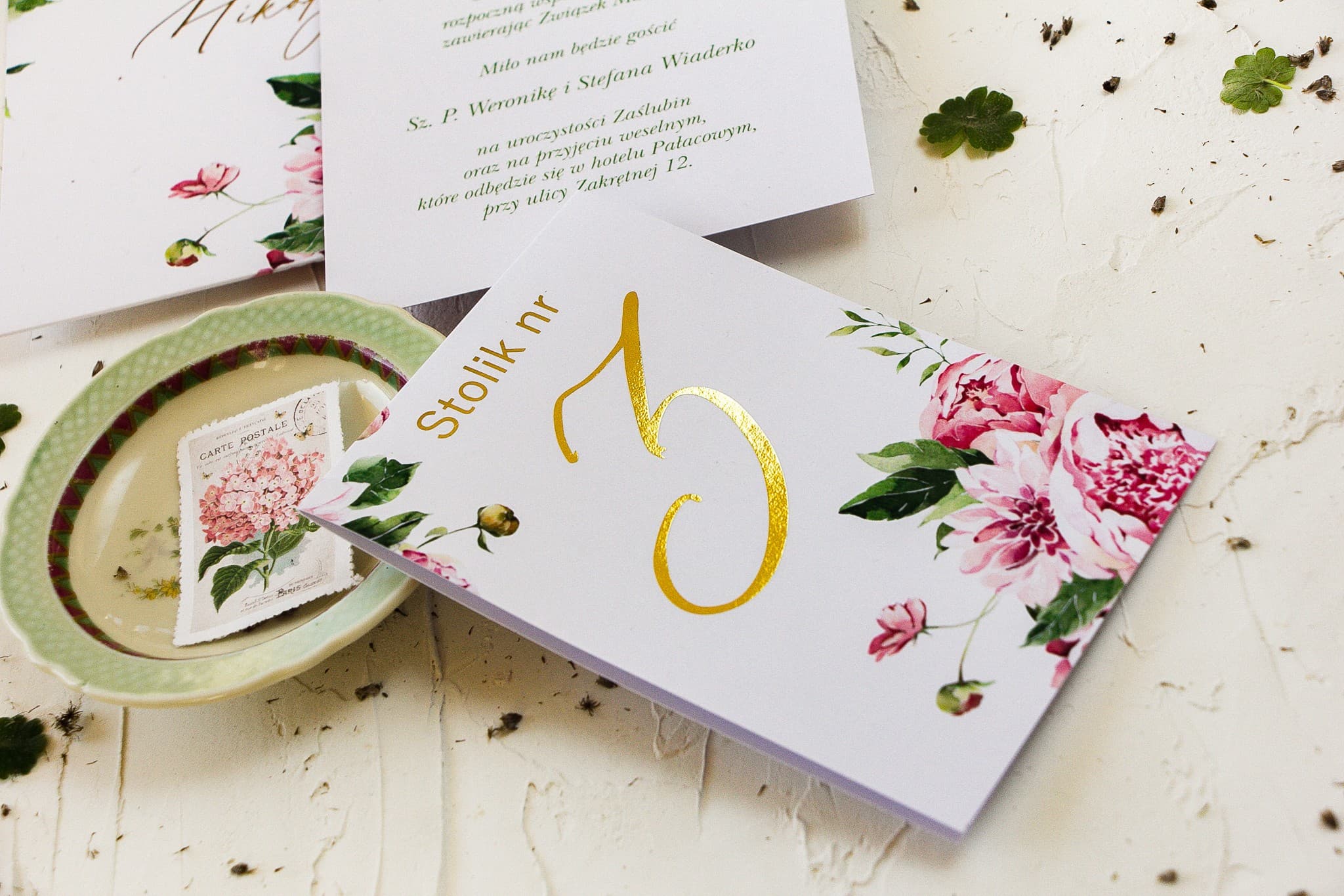 Złocone Numery na Stół z Piwoniami Pastelowe | Numeracja Stołów Weselnych Stojąca | Serenity nr 3