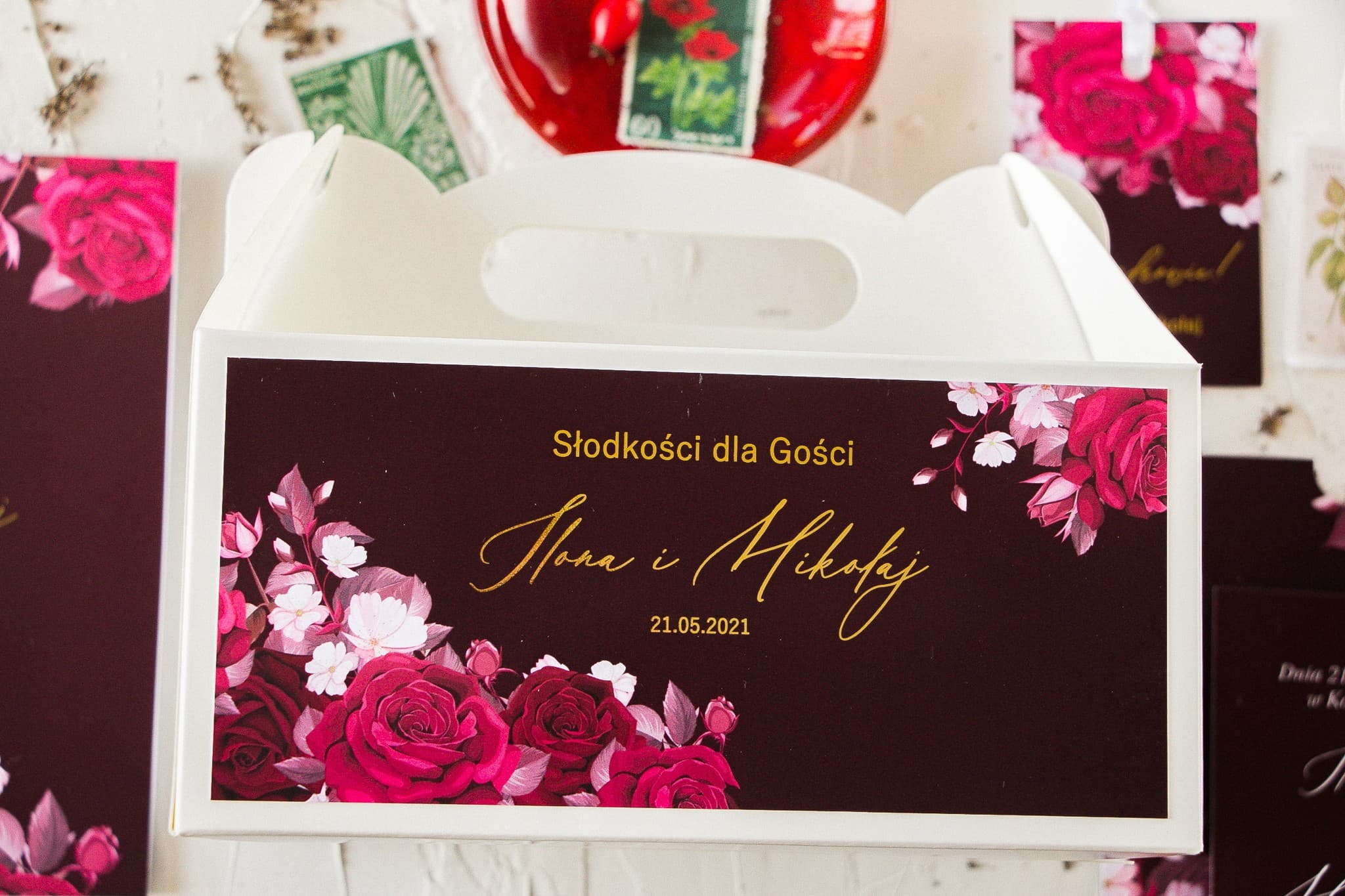 Eleganckie Pudełko na Ciasto Weselne Burgundowe Kwiaty Złocone | Podziękowania dla Gości | Serenity nr 2