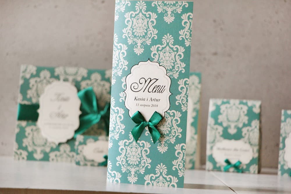 Eleganckie Menu Weselne Szmaragdowe ze Złotym Ornamentem i Kokardką | Karta Dań na Stół Glamour | Ornament nr 9