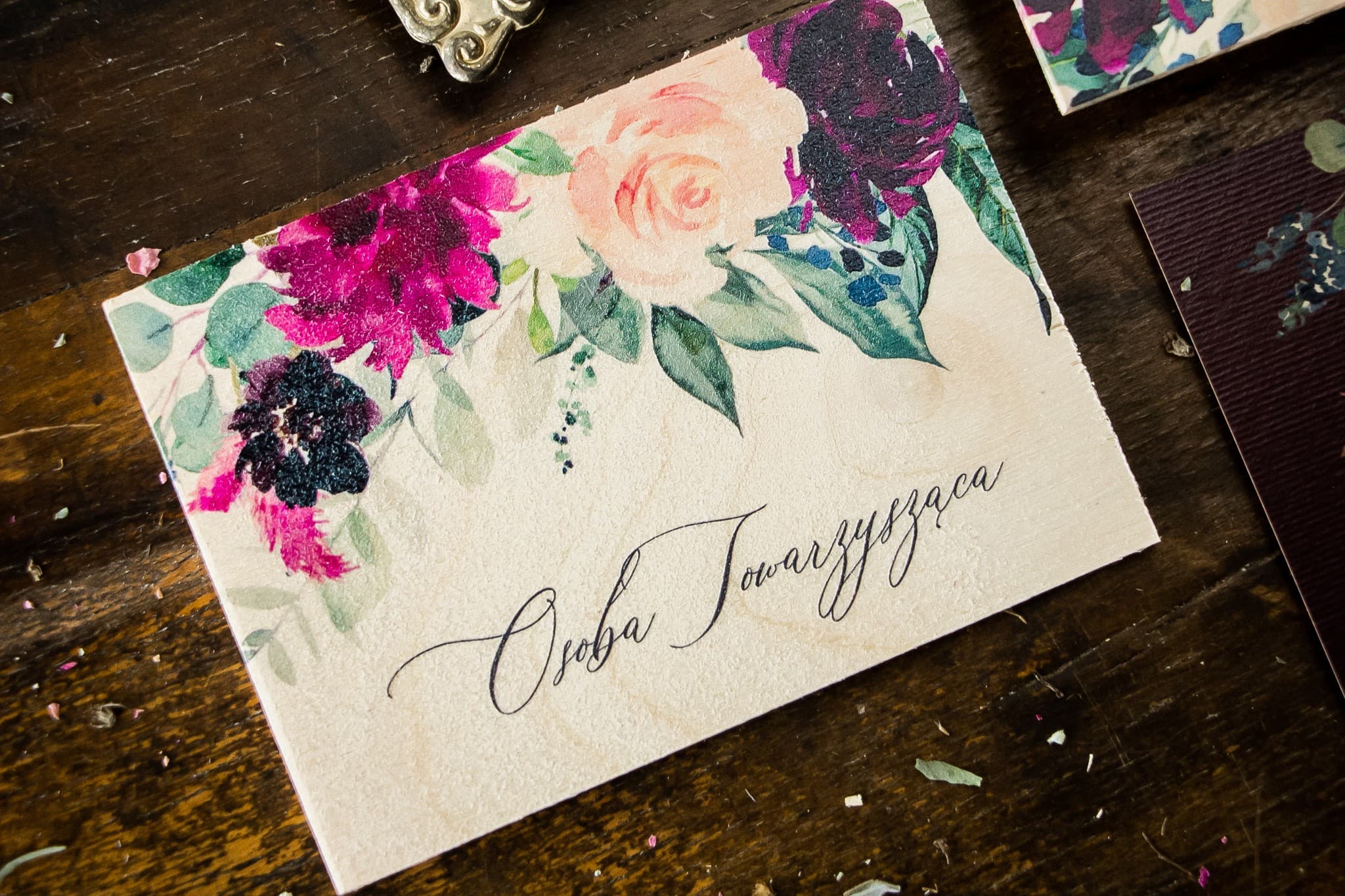 Winietki Ślubne na Drewnie Topaz nr 3 – Rustykalne Wizytówki z Burgundową Różą