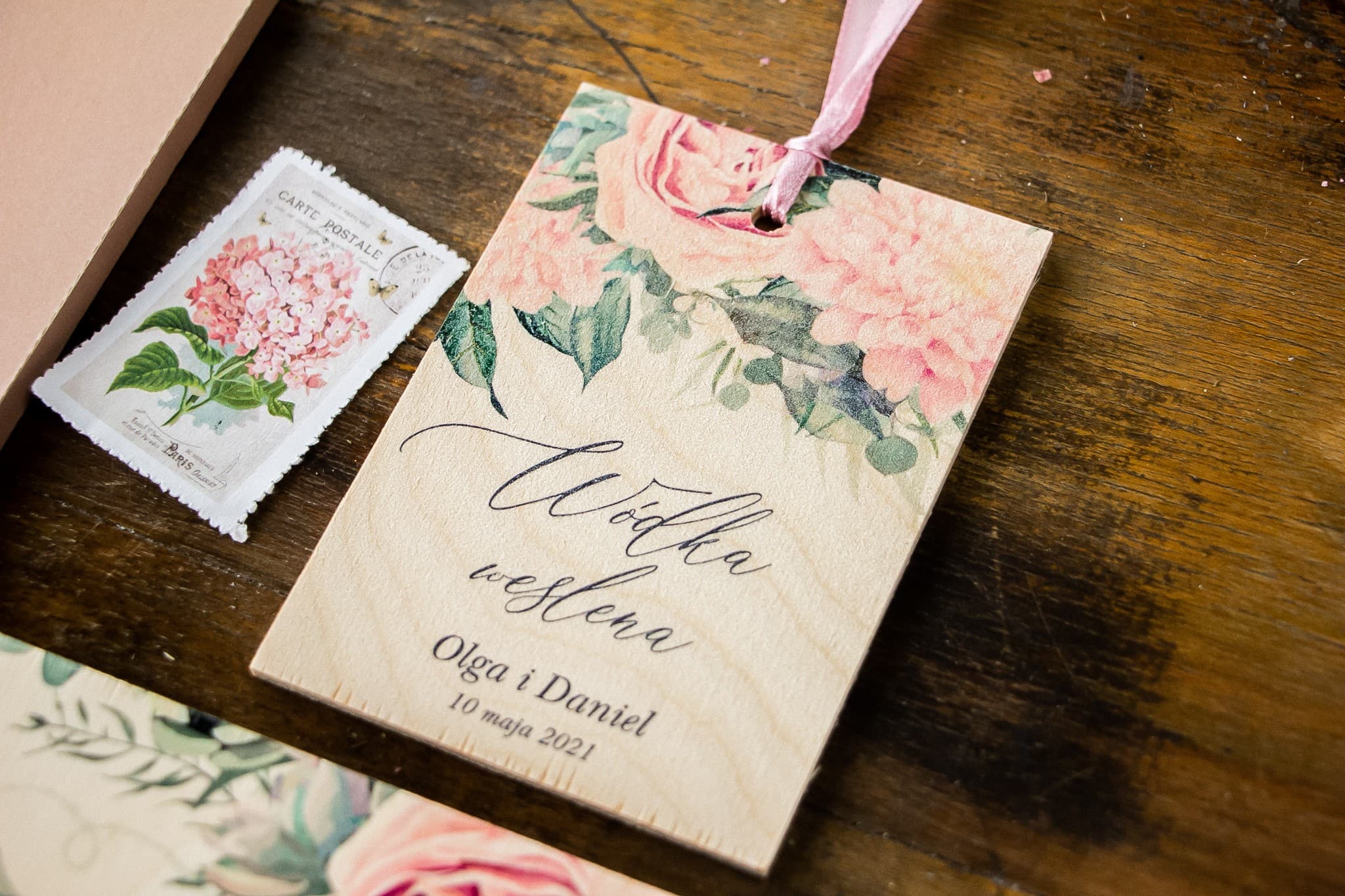 Różowe Zawieszki na Alkohol na Drewnie Boho Piwonie | Etykiety na butelki weselne | Topaz nr 4