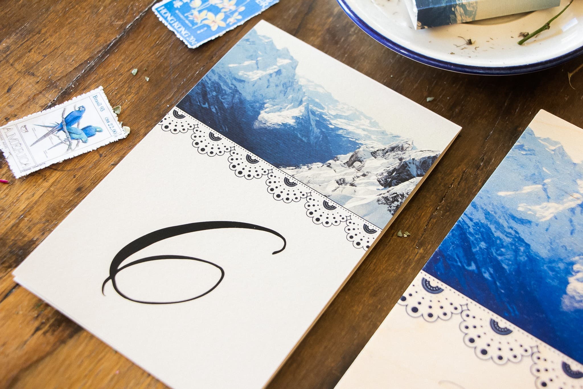 Stojące numery na stół A6 z motywem górskim, kremowy papier | Numerki weselne w stylu górskim | Topaz nr 1